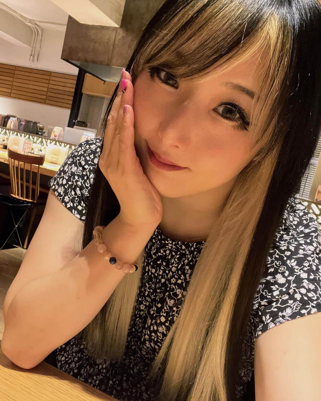 のインスタグラム：「エクステつけたのですけど 遠征中、維持できるか不安でもうとりたい、、、😂😂😂 メキシコで外したくなったらはずしてくれるお店あるのだろうか、、、、超音波エクステなのですが…」
