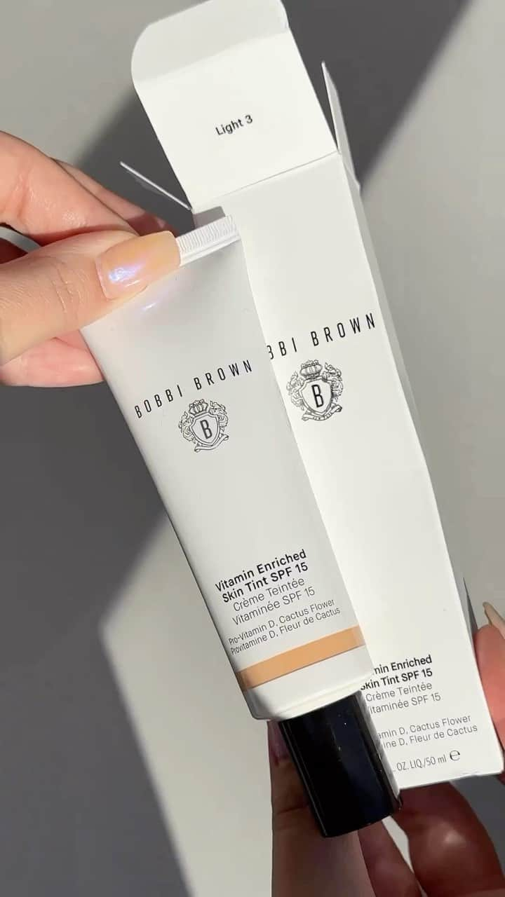 ボビイブラウンのインスタグラム：「More skin. Less concealing. Our NEW Vitamin Enriched Skin Tint SPF 15 has a lightweight texture with sheer, just- right coverage that adapts to a range of skin tones to let your natural skin shine through. The flexible formula blurs imperfections and stays color-true for 12 hours.   Video by: @bobbibrownanz   #BobbiBrown #VitaminEnriched #MoreBeautyLessMakeup #SkinEssentials」