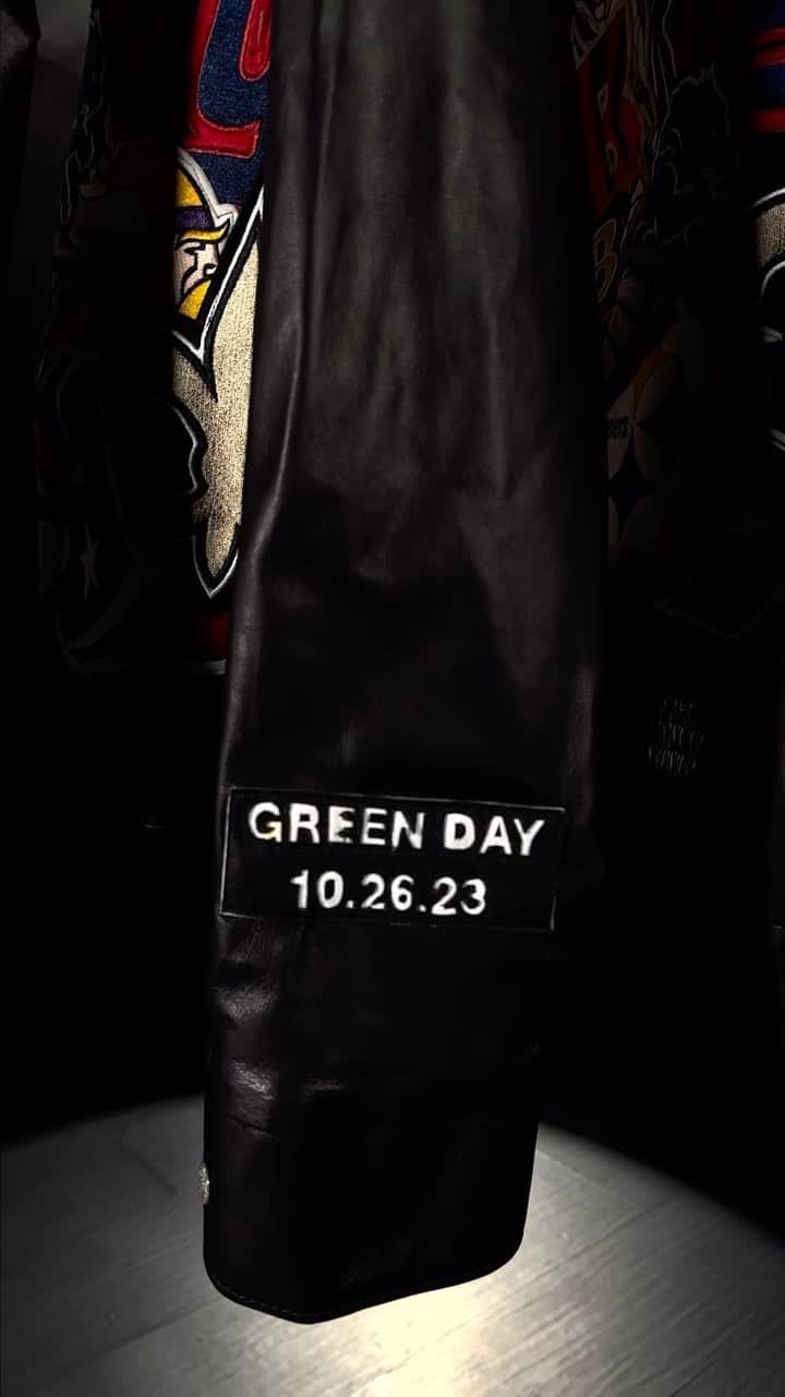 のインスタグラム：「It’s game time 🏈🎸🤘🏻#amazonmusiclive next Thursday, 10/26!!」