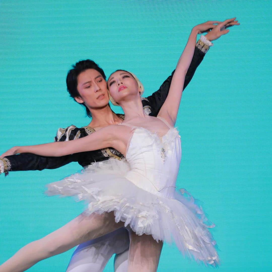 上野水香さんのインスタグラム写真 - (上野水香Instagram)「イベントの最後には、 #厚地康雄 さん @yasuoatsuji をパートナーに 白鳥の湖を踊らせて頂きました🦢✨✨  主催　@harpersbazaarjapan さま、スタッフの皆様、この舞台のためご尽力いただき、ありがとうございました。 康雄くんありがとうございました！  お祝いの心を込めて踊らせていただきました。  #HarpersBAZAAR #HarpersBAZAARjapan #BazaarJapan10 #HarpersBAZAAR10  #WomenOntheFrontier #TiffanyAndCo @tiffanyandco @harpersbazaarjapan」10月18日 0時52分 - mizukaueno