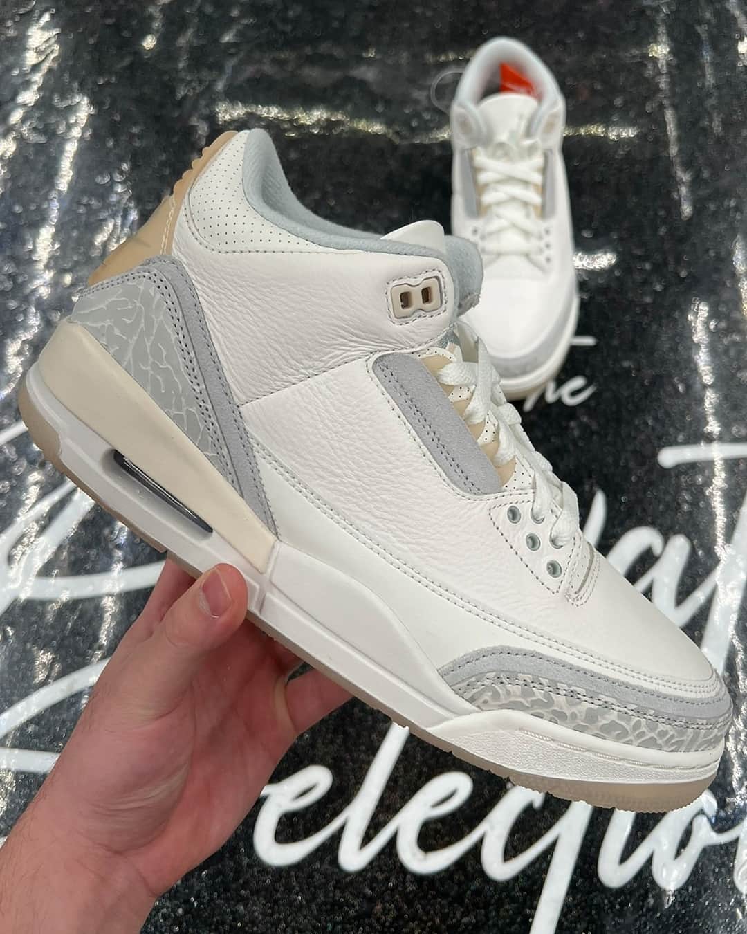 Sneaker News x Jordans Dailyさんのインスタグラム写真 - (Sneaker News x Jordans DailyInstagram)「Best look yet at the Air Jordan 3 Craft "Ivory"⁠ Are these a COP or PASS for you!?⁠ ⁠ These are expected to release March 2024. Hit the link in the bio for more details!」10月18日 0時57分 - jordansdaily