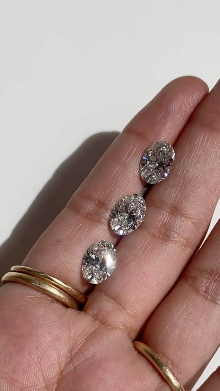 シェイスビーのインスタグラム：「Dreaming of your own custom #diamond design? At Shaesby, we offer custom engagement ring creation at our Austin studio. ⁠ ⁠ Whether you’re near or far, our team will support you through each step of the design process to ensure your vision and creative style is honored as we bring your treasure to life. If you can’t make it in person, we would love to work with you over the phone and through email. ⁠ ⁠ Send us a DM to get started, or email hello@shaesby.com. ⁠」