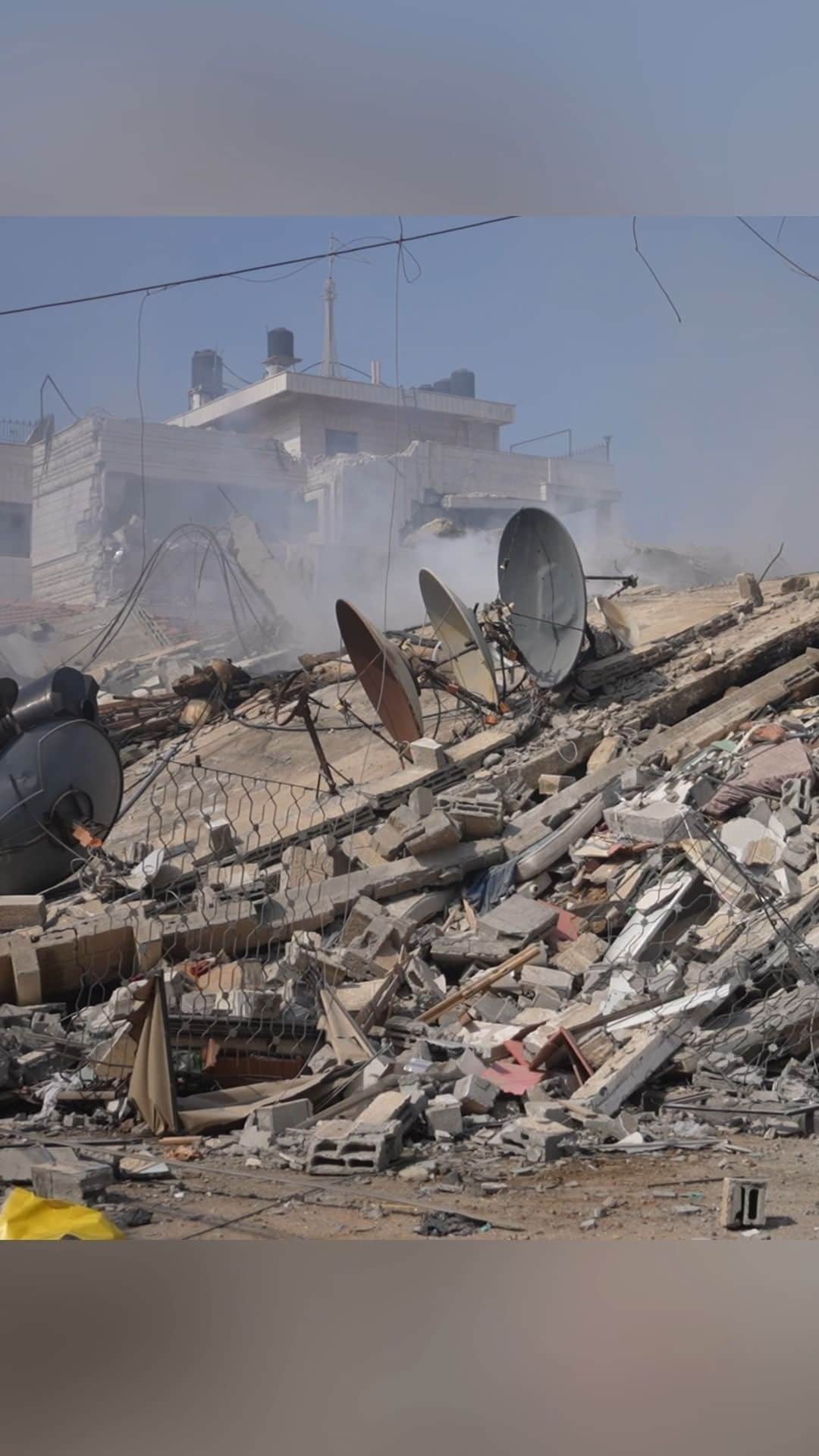 のインスタグラム：「UNICEF calls for an immediate humanitarian pause to ensure unhindered and safe access to children in need - no matter who they are or where they are.  Children in Gaza need life-saving support and every minute counts.」