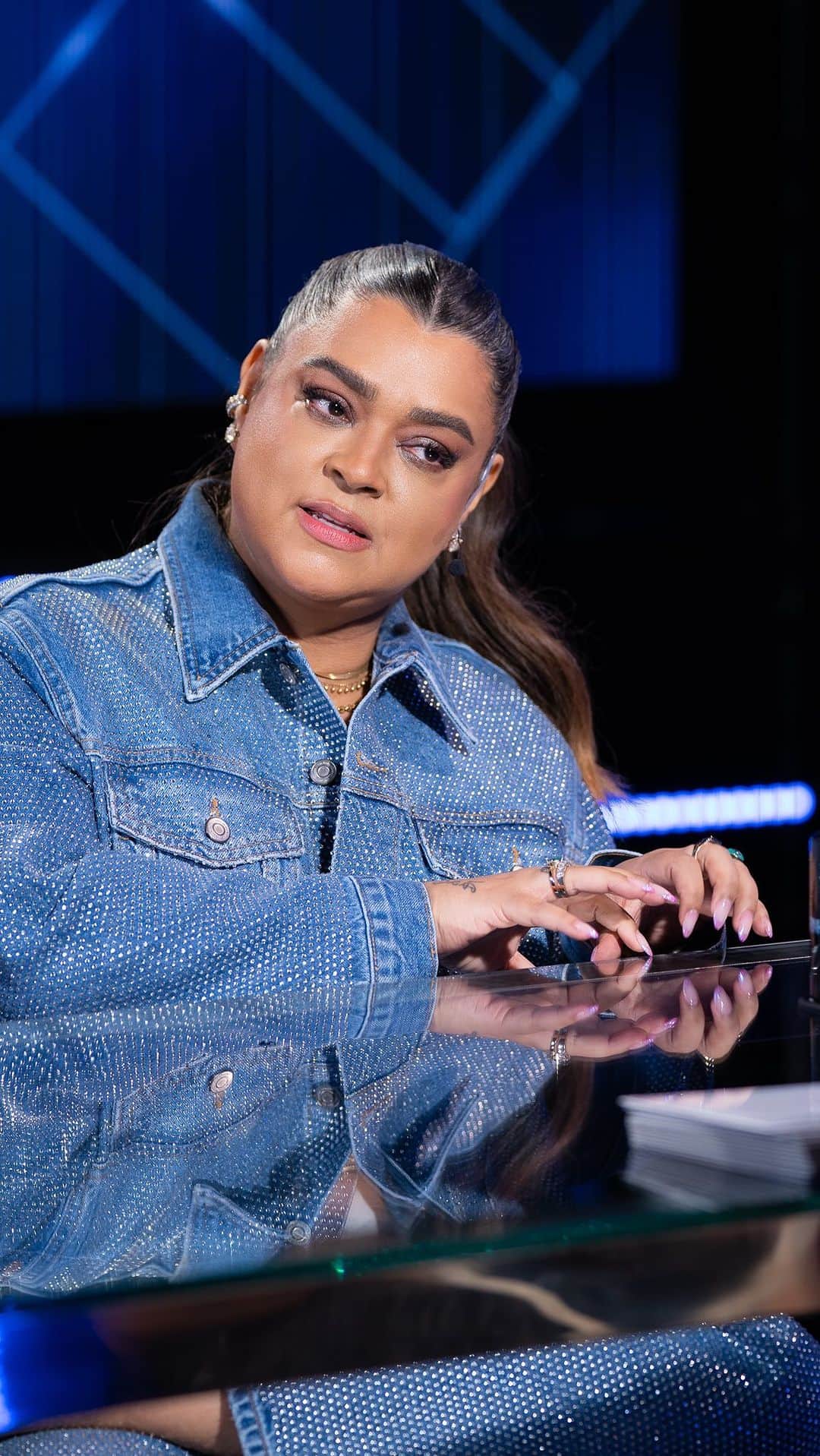 Preta Gilのインスタグラム：「As pessoas vão tentar te calar, invalidar sua dor, mas não se cale e respeite o processo. O luto tem que ser vivido em todas as suas etapas. O adoecimento emocional acontece nesses processos, mas temos que nos apegar a quem nos ama, buscar ajuda médica e ter muita fé!!!   Graças a Deus, aos meus Orixás, aos meus amigos, à minha família e até quem não conheço, que não largaram a minha mão. Dentro de tanta dor, eu tenho muita sorte e muito amor!!! 🍀」