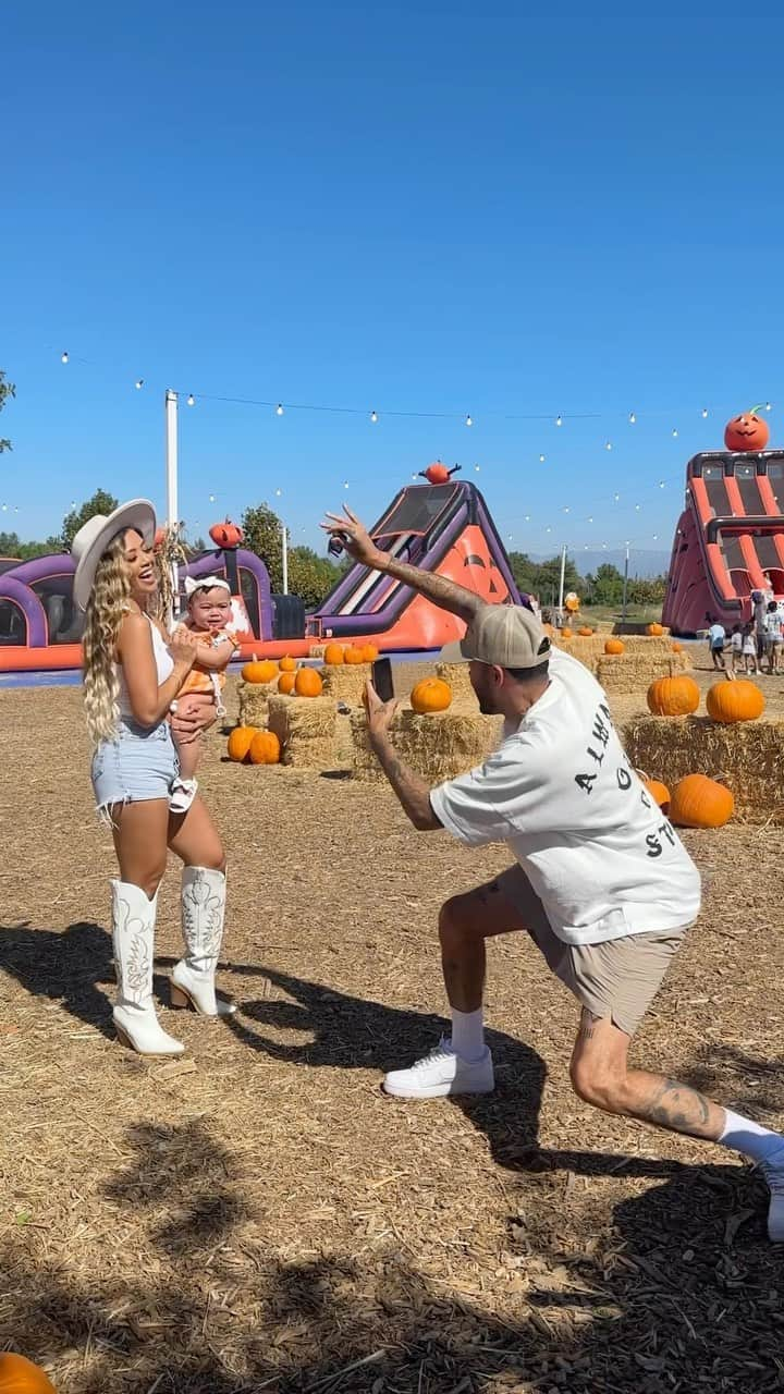 リアン Vのインスタグラム：「Taking @zaiasky to the pumpkin patch for the first time 🧡😂 @wearethebenjamins」