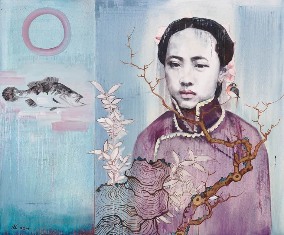 スミソニアン博物館のインスタグラム：「One artist, two museum collections. We’re celebrating the reopening of @WomenInTheArts on Oct. 21 by highlighting artworks by painter and mixed media artist Hung Liu.   Born in China, Liu moved to the U.S. in the 1980s where she established her career as both an artist and educator. During a trip back to China in the early 1990s, Liu became fascinated with turn of the 20th century commercial-studio photographs she happened upon. Those photographs inspired a new era of her work, and she began to incorporate these characters into her paintings.   In the first image is Liu’s “Winter with Cynical Fish” from @WomenInTheArts, which is part of a series of paintings that each represent one of the four seasons. The fish in “Winter” shows Liu’s reference to satirical imagery from paintings by Bada Shanren, the famous Chinese artist and calligrapher.   In the second image is Liu's “The Ocean is the Dragon’s World” from @AmericanArt, depicting Dowager Empress Cixi, known to be a powerful and fierce leader, based on early 1900s photos. Liu’s interpretation emphasizes the opulence of material goods to symbolize her power, but also includes a birdcage to represent that she, “was still in the cage, no matter how powerful a woman she was.”」