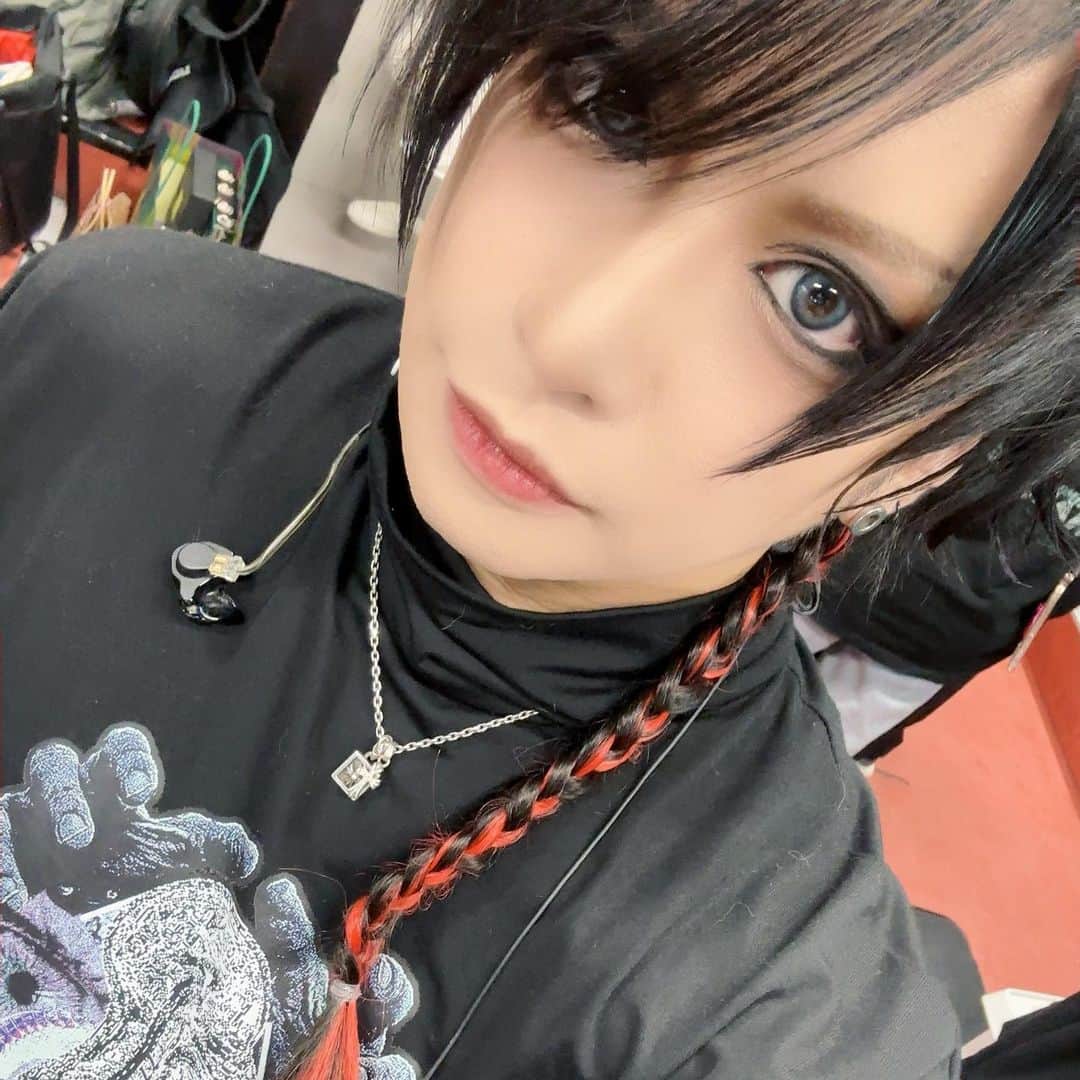 ちょび のインスタグラム：「もーちょいしたらこの衣装も見納めになるね！  楽しかったなぁ LIVE最高だなぁ Rorschach.incたのしいねぇぇ💪(🐰д´)ノ」