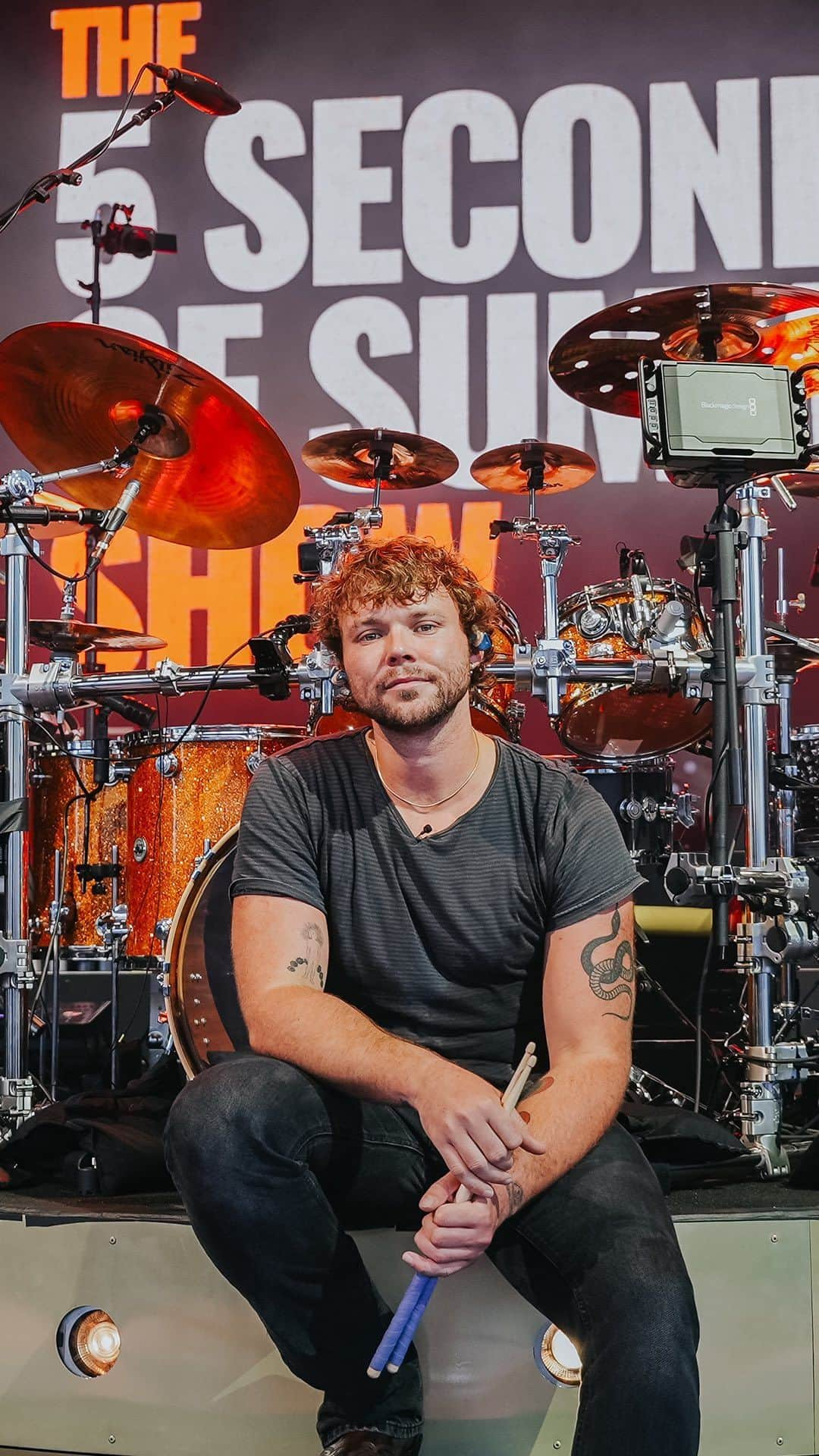 アシュトン・アーウィンのインスタグラム：「Watch Ashton Irwin breaking down some of his favorite 5SOS drum parts! 👊🏼  From conceptualizing the live shows and crafting merchandise, Ashton explains how the band members’ involvement goes beyond playing their instruments. But what truly sets him apart is his incredible ability to sing while drumming, a feat that’s not just about musical talent but also demands exceptional independence, fitness, and a unique focus on vocal support. 🎤  Click the link in our bio to watch the full #DrumeoBackstage interview where he talks about his early inspiration for playing the drums and how he got started at a young age, drawing inspiration from bands like The Police and Led Zeppelin. 🎬  @ashtonirwin  @5sos   #5SOS #5SecondsOfSummer #5SOSFam #5SOSFamily #5SOSFans #AshtonIrwin #5SOSDrummer #Drumeo #DrumLife #Drummer #Drumming #DrummingPassion #LukeHemmings #CalumHood #MichaelClifford #Youngblood #5SOSMusic #5SOSLyrics #5SOSConcert #5SOSLive #5SOSMerch #5SOSUpdates #5SOSAlbum #5SOSArt #5SOSFandom #5SOSInfection #5SOSHeartbreak #5SOSTour #5SOSPhotography」