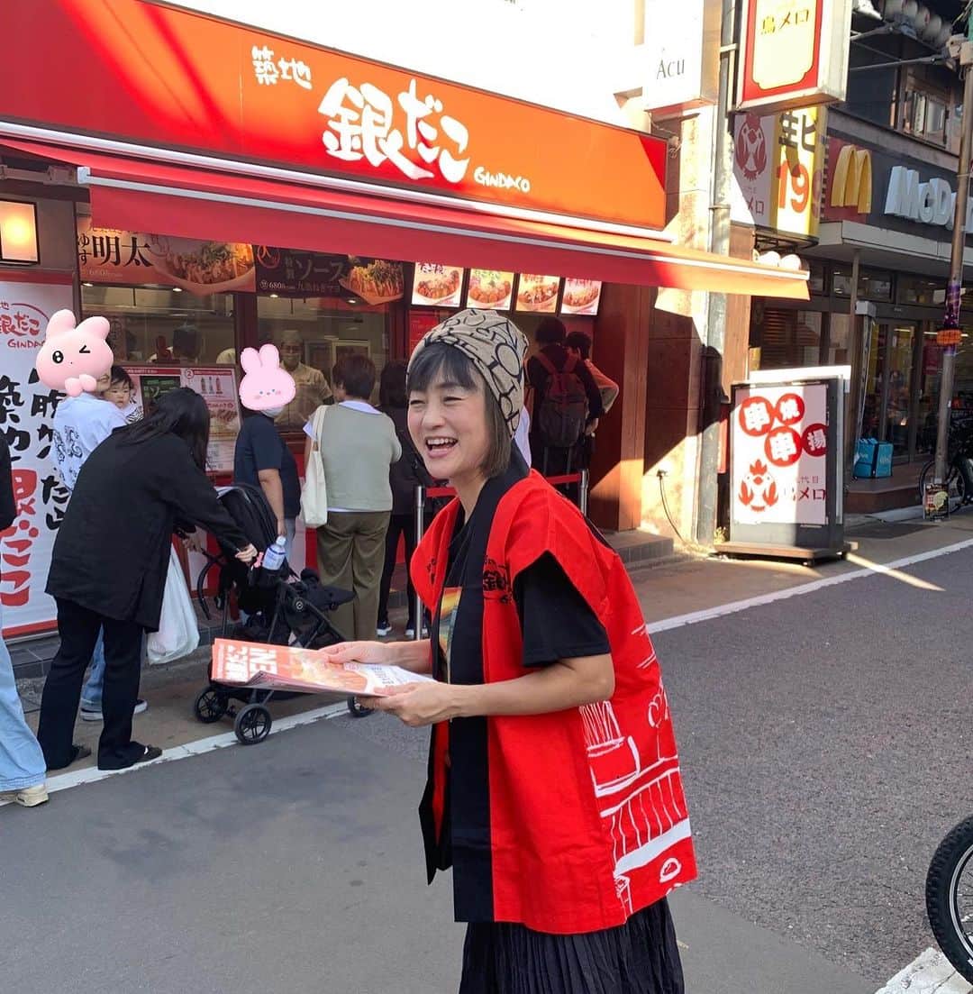 橋本志穂のインスタグラム：「銀だこ　 学芸大にオープンで、 ゴルフ仲間のお店だから つい、ビラ配りのお手伝いをしてしまった。 時給代わりにたこ焼きもらった〜❣️ わーいわーい  並んでるお客さんの中に面白い人がいて ついお友達♪になってもらったんですけど、 彼の乗ってる自転車がめちゃ可愛いの❣️ 理由が 「よく職質されちゃうからー」だって〜🤣 でも街のみんなが大好きで、道ゆく人が 声かけてくような 素敵なおじちゃんだった〜^_^ これからもご贔屓に〜  #銀だこ #学芸大駅」