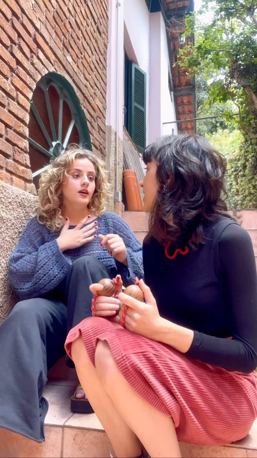 Earth Picsのインスタグラム：「@sophiaardessore and @marimerenda singing Ronaldo Silva’s “Rodopiado”. The word Rodopiado is Portuguese and it translates to “whirled up”」