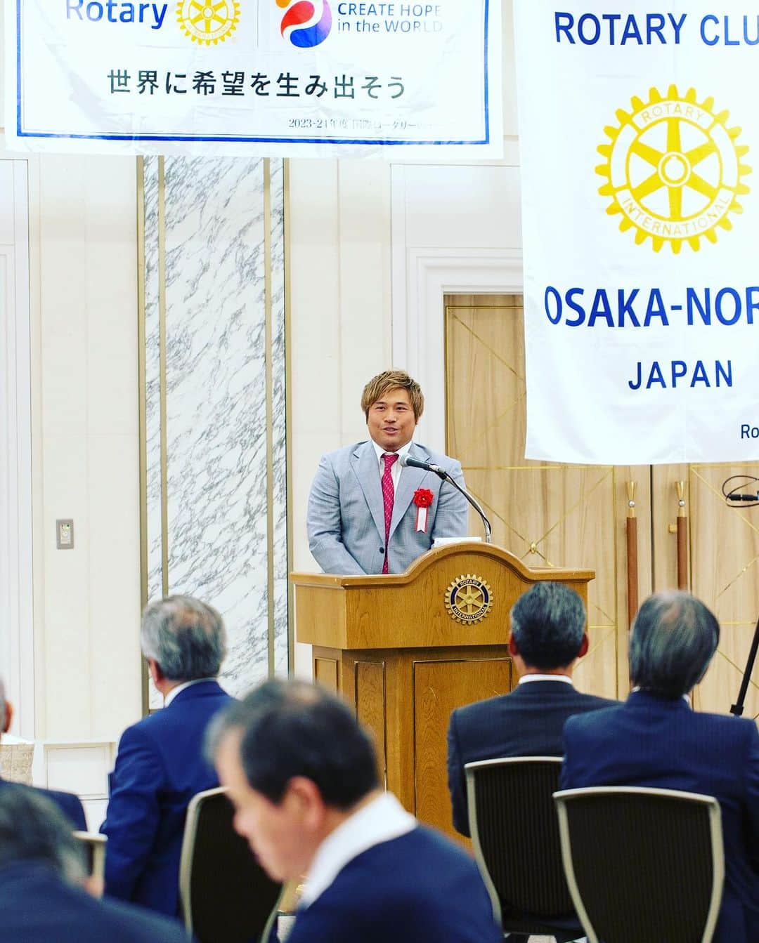 のインスタグラム：「#平田良介　#中日ドラゴンズ　#大阪北ロータリークラブ　#ロータリークラブ　#講演　#卓話  先日大阪北ロータリークラブ様の方で講演をさせていただきました😊 話の内容としましては中日ドラゴンズでの現役生活17年でお世話になりました6名の監督が選手目線でどう思っていたのか⚾️侍JAPANの小久保監督はどんな監督だったのか⚾️などなどを話させていただきました😁 あと、もし阪神タイガースとオリックスバファローズが日本シリーズを闘った場合どちらが勝つかの予想もさせていただきました😁  聞いていただいた方々から硬すぎず面白かったよと言っていただけれたのはすごく嬉しかったです☺️  お仕事のご依頼お待ちしております♪」