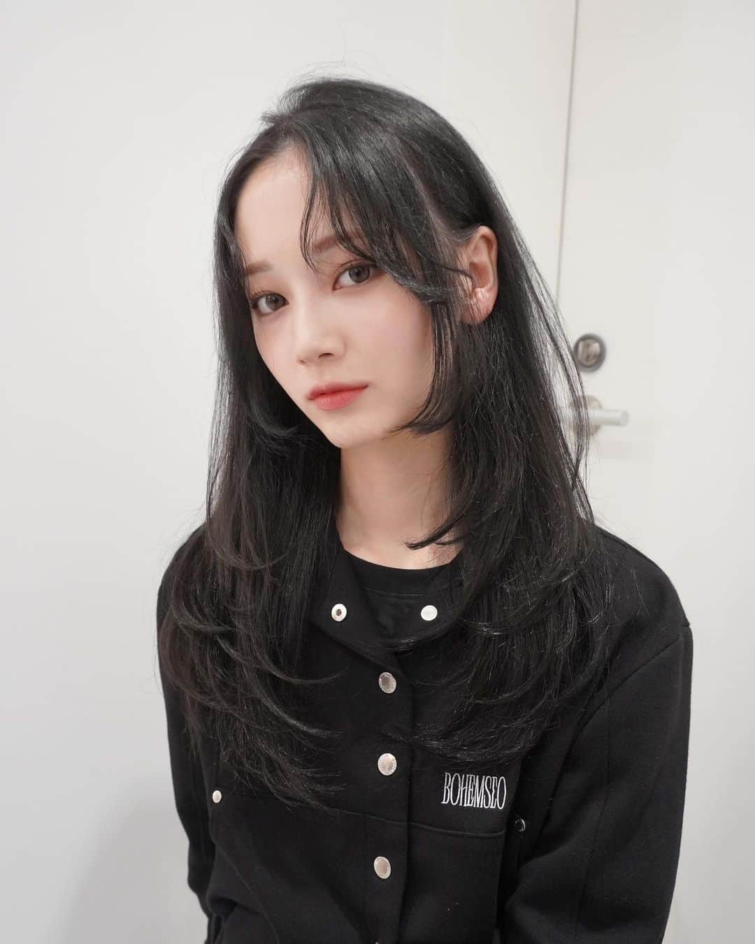 大西 祐也のインスタグラム：「2̶0̶2̶3̶ A/W New Style 🩶 (𝐬𝐭𝐫𝐚𝐢𝐠𝐡𝐭 𝐯𝐞𝐫.) - 𝐒𝐤𝐢𝐧 𝐆𝐫𝐞𝐢𝐠𝐞 + 𝐇𝐮𝐠 𝐋𝐚𝐲𝐞𝐫 + 𝐇𝐢𝐦𝐞 𝐂𝐮𝐭 - ㅤㅤㅤㅤㅤㅤㅤㅤㅤㅤㅤㅤㅤ  ▪️美白を引き出す肌馴染みの良いスキングレージュ  ㅤㅤㅤㅤㅤㅤㅤㅤㅤㅤㅤㅤㅤ ▪️ストレートでも巻いても可愛い包み込むハグレイヤー ㅤㅤㅤㅤㅤㅤㅤㅤㅤㅤㅤㅤㅤ ▪️自分のヘアに飽きた方は、姫カットをプラスしてみて ㅤㅤㅤㅤㅤㅤㅤㅤㅤㅤㅤㅤㅤㅤㅤㅤㅤㅤㅤㅤㅤㅤㅤㅤㅤㅤㅤㅤㅤㅤㅤㅤㅤㅤㅤㅤㅤㅤㅤㅤㅤㅤㅤㅤㅤㅤㅤㅤㅤㅤㅤㅤ ㅤㅤㅤㅤㅤㅤㅤㅤㅤㅤㅤㅤㅤ暗髪 × レイヤー × 姫カット = 今期トレンドど真ん中 🤍  バランスはこのままじゃなくても… 絶対に似合わせるので、ぜひ気軽に遊びに来て下さいね 🐈‍⬛ ㅤㅤㅤㅤㅤㅤㅤㅤㅤㅤㅤㅤㅤㅤㅤㅤㅤㅤㅤㅤㅤㅤㅤㅤㅤㅤㅤㅤㅤㅤㅤㅤㅤㅤㅤㅤㅤㅤㅤ  ㅤㅤㅤㅤㅤㅤㅤㅤㅤㅤㅤㅤㅤㅤㅤㅤㅤㅤㅤㅤㅤㅤㅤㅤㅤㅤㅤㅤㅤㅤㅤㅤㅤㅤㅤㅤㅤ- 𝐌𝐄𝐍𝐔 - 𝐜𝐮𝐭 + 𝐩𝐫𝐞𝐦𝐢𝐮𝐦 𝐜𝐚𝐫𝐞 𝐜𝐨𝐥𝐨𝐫 + 𝐛𝐲𝐤𝐚𝐫𝐭𝐞 𝐭𝐫𝐞𝐭𝐦𝐞𝐧𝐭 ㅤㅤㅤㅤㅤㅤㅤㅤㅤㅤㅤㅤㅤㅤㅤㅤㅤㅤㅤㅤㅤㅤㅤㅤㅤㅤ - 𝐏𝐑𝐈𝐂𝐄 - ▫️𝐜𝐮𝐭 ¥8400 ▫️ 𝐩𝐫𝐞𝐦𝐢𝐮𝐦 𝐜𝐚𝐫𝐞 𝐜𝐨𝐥𝐨𝐫 ¥9200~ ▫️ 𝐛𝐲𝐤𝐚𝐫𝐭𝐞 𝐭𝐫𝐞𝐭𝐦𝐞𝐧𝐭 ¥8500~ ㅤㅤㅤㅤㅤㅤㅤㅤㅤㅤㅤㅤㅤ - 𝐌𝐀𝐏 - 𝐒𝐇𝐈𝐌𝐀 𝐆𝐈𝐍𝐙𝐀 (銀座駅 A2出口 徒歩30秒) 東京都 中央区 銀座５丁目７−６ I Liv 7F」