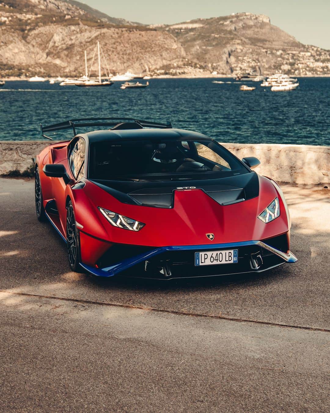 ランボルギーニのインスタグラム：「The fastest way to have fun, even outside the racetrack. It's called Huracán STO.  #Lamborghini #HuracanSTO #BasedOnATrueStory __ Huracán STO: fuel consumption combined 13.9 l/100km; CO2-emissions combined 331 g/km (WLTP EU27)」