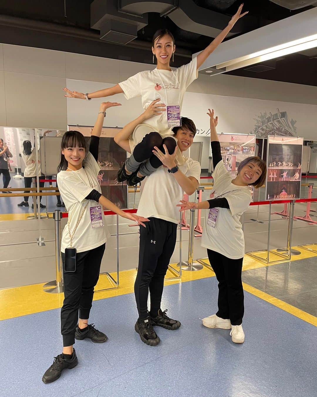 yu-yu.（友癒）さんのインスタグラム写真 - (yu-yu.（友癒）Instagram)「.  #さいたまスーパーアリーナ で行われた 木下グループカップ Japan Open 2023 & 木下グループpresents カーニバル・オン・アイス 2023  に @ybs_ballet のブースを出させていただきました🩰  初めての試みでしたが、たくさんの方にバレエを知っていただき体験レッスンもありがたいことに満枠で終えることができました✨  YBSの先生方や生徒、保護者の皆さまもお手伝いいただきありがとうございました🙏  また、初めて生で見るフィギュアスケート、最前列で臨場感がすごく、みんなで大興奮でした⛸️  このような素敵な機会を与えてくださった木下さんをはじめ、木下グループの皆さま、本当にありがとうございました🙇‍♀️  そして日本代表選手の皆さま優勝おめでとうございます🎊  #japanopen2023 #carnivalonice #フィギュアスケート #木下グループ #木下グループジャパンオープン #株式会社Prima #ybsyukinoballetstudio #ybsバレエ #バレエ #バレエレッスン #バレエレッスン体験会」10月18日 1時33分 - ____yu_yu____