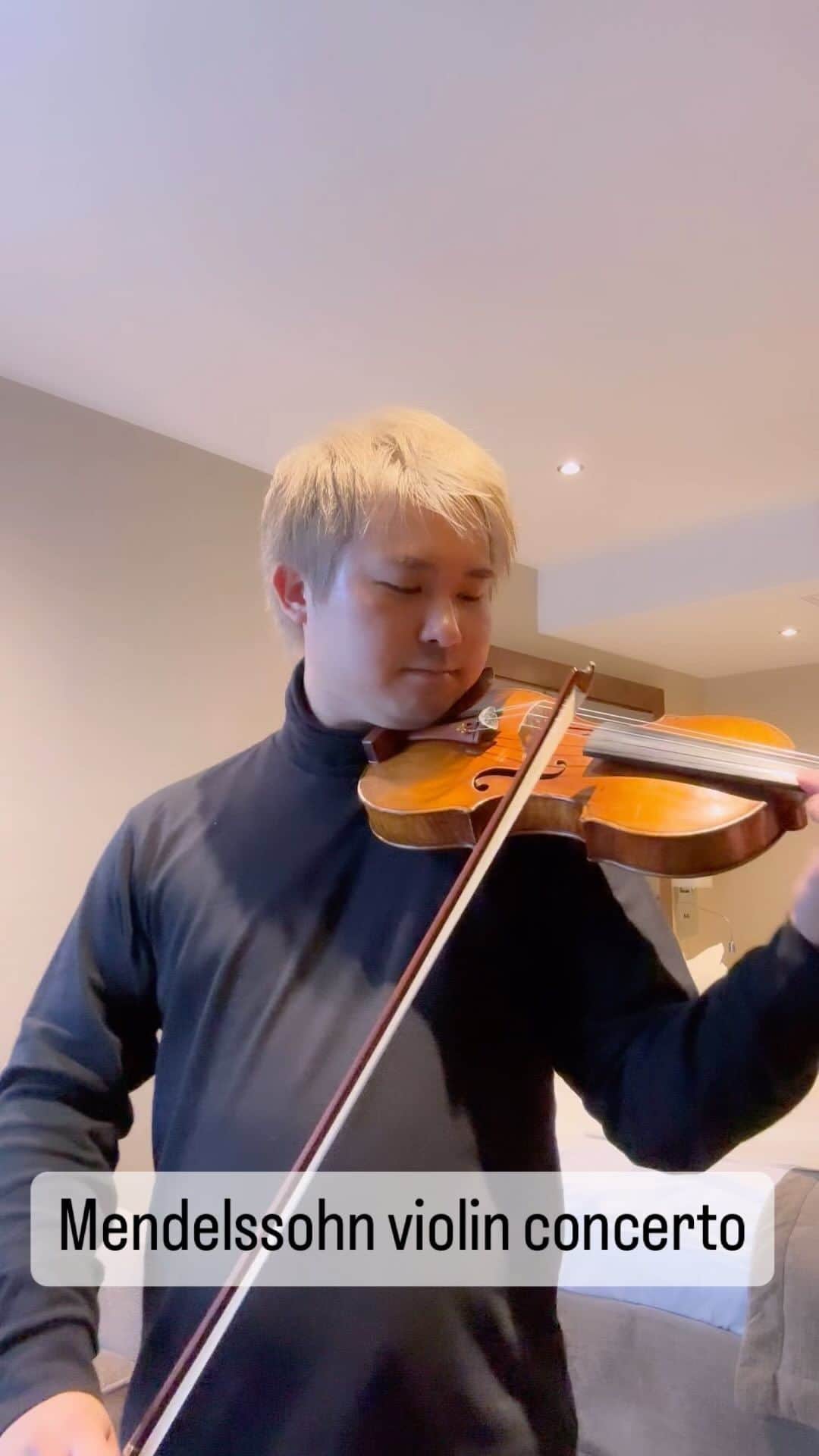 三浦文彰（ヴァイオリニスト）のインスタグラム：「Greetings from London🇬🇧 Tomorrow on the 18th of October, I’m playing Mendelssohn’s iconic violin concerto with my favorite @royalphilorchestra and @lesliesuganandarajah at Cadogan hall in London!  Looking forward to the concert 👍 @cadoganhall  #Mendelssohn#violin#concerto」