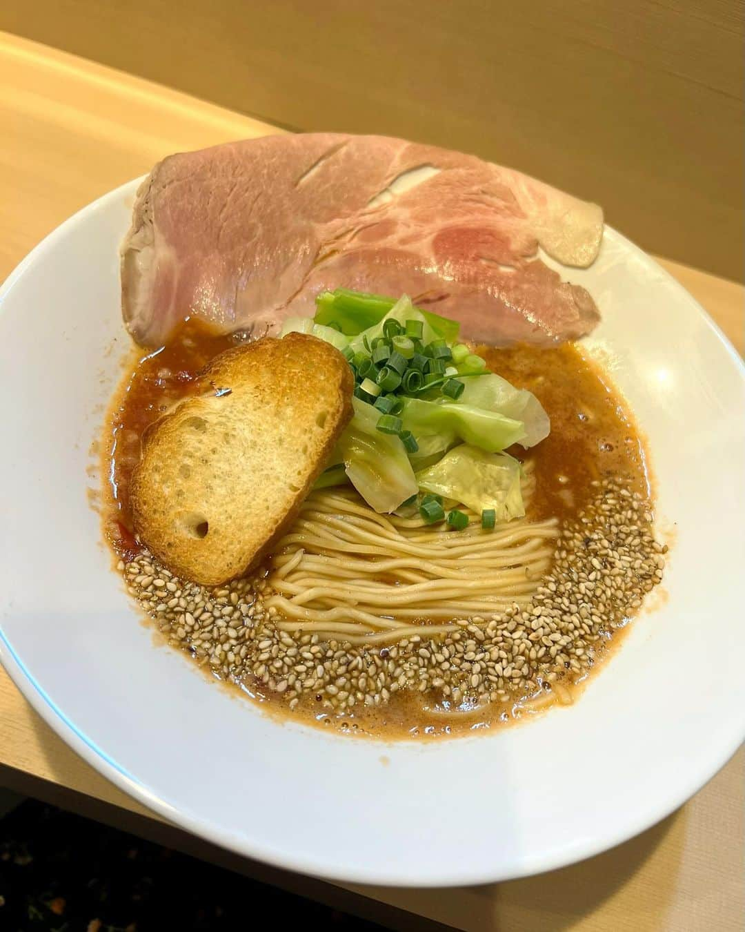 AYUNAのインスタグラム：「2023年の8月1日に新宿にオープンした、海老拉麺専門店 ✨🍜✨  私は「東京海老トマト」ラーメンを堪能😊  数種類の海老からとった出汁、甘みの強いイタリア産フルーツトマトを丸ごと1個分贅沢に使用した特製トマト出汁、ラーメンを融合させた、海老の旨味とトマトの甘みを楽しめるラーメン🦐🍜🍅  とろみのある濃厚出汁スープが やみつきになるほど美味しかったぁ🥰🍀  PR @tokyo.ebi.tomato #東京海老トマト #新宿ラーメン #新宿グルメ #西新宿ラーメン #西新宿グルメ #歌舞伎町ラーメン #海老ラーメン #トマトラーメン」