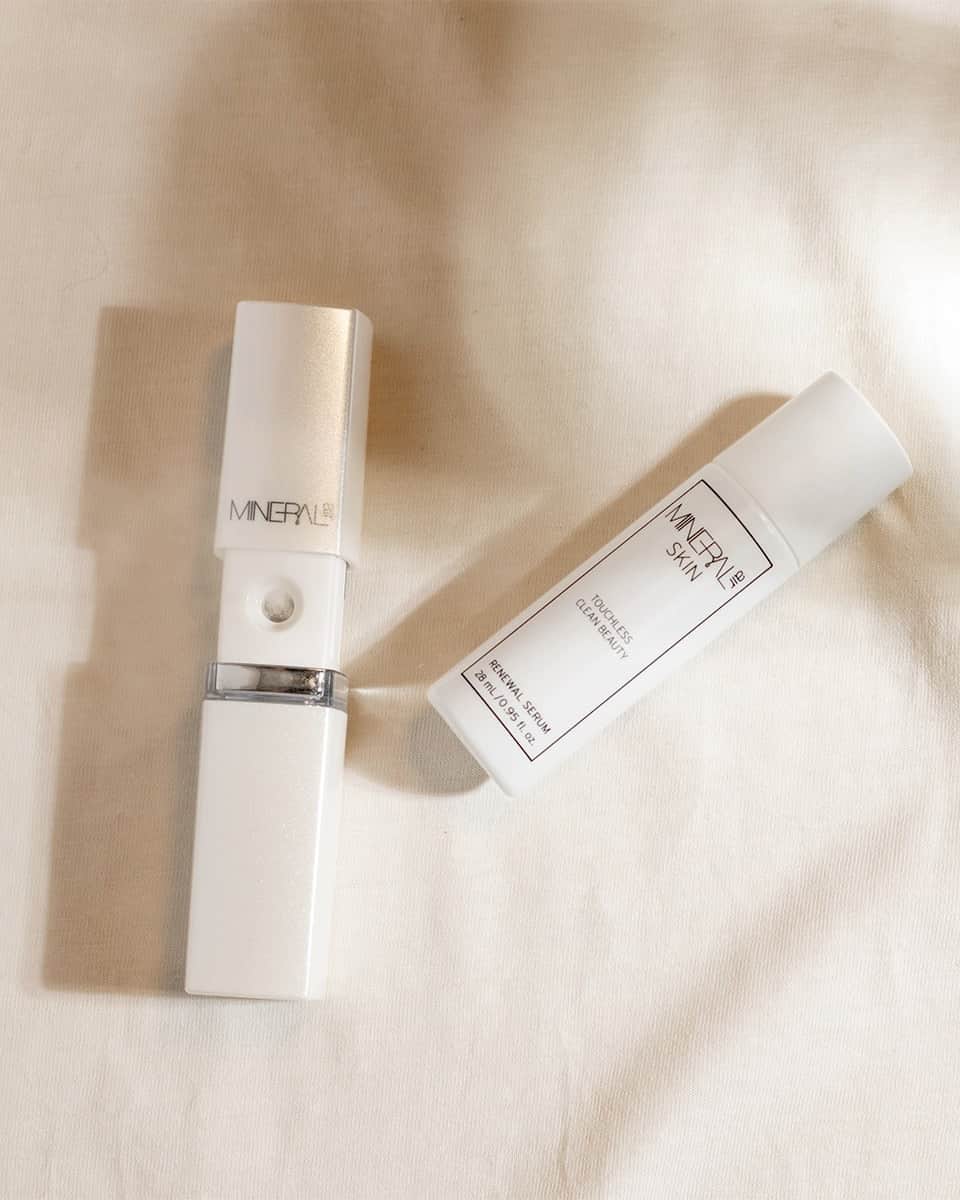 Mineral Airのインスタグラム：「Fall air leaving your skin parched? 🍂 Rejuvenate with our hydrating Renewal Serum and ElixerMist Device combo. Dive into deep hydration and say goodbye to dryness, letting your skin glow even as the leaves fall.」