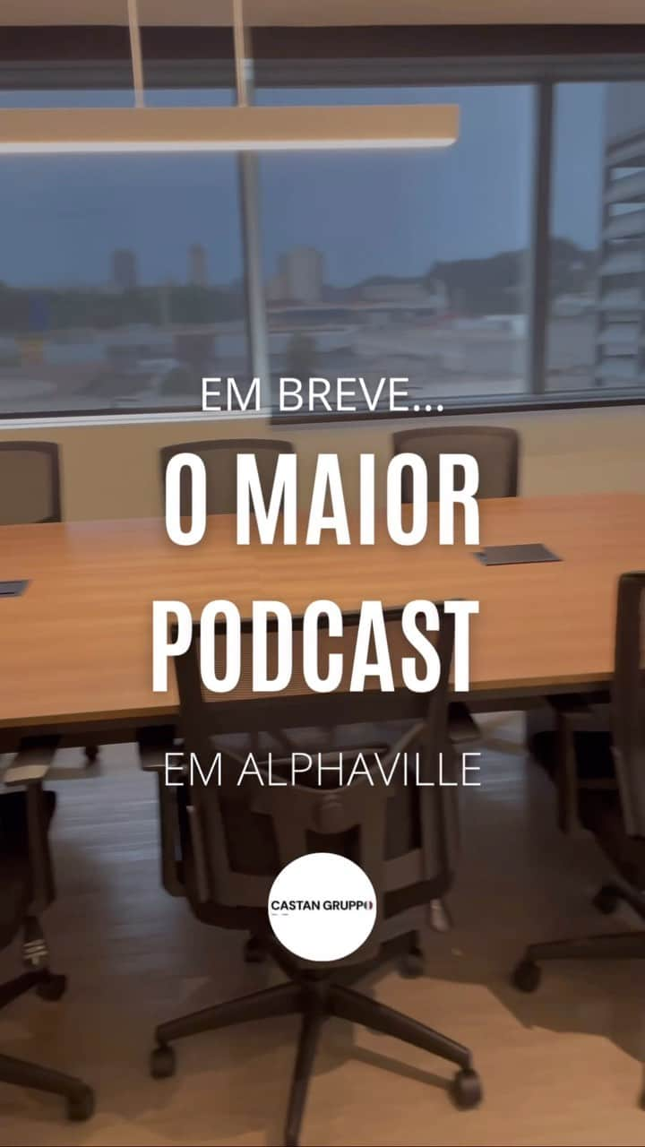 レアンドロ・カスタン・ダ・シウバのインスタグラム：「Já está sabendo da novidade?  Em breve o maior podcast de Alphaville e região. Você que sempre sonhou em ter seu próprio podcast, chegou sua vez.  Serão poucas vagas e você já pode solicitar um orçamento e garantir seu horário.  Equipe altamente qualificada e o que tem de mais moderno no mercado para te atender, local super confortável, de fácil acesso e dentro do maior shopping de Alphaville.  Venha nos visitar e tomar um café com a gente.  Castan Gruppo | Castan Cast 🎙️ (11) 96842-1888 @castangruppo @castancast   #podcast #alphaville #barueri #santanadeparnaiba #marketing」