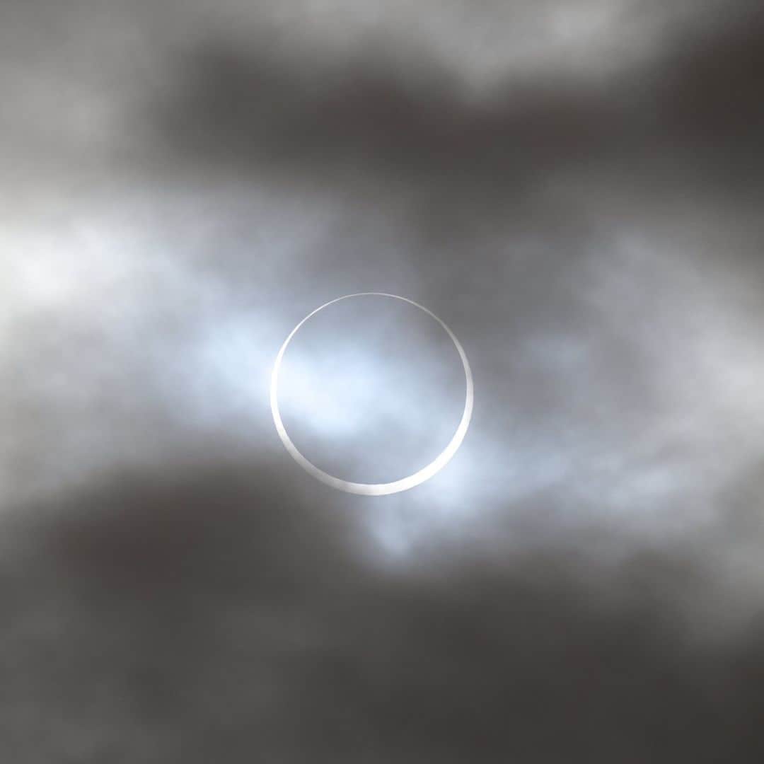 BuzzFeedさんのインスタグラム写真 - (BuzzFeedInstagram)「The next annular solar eclipse visible in the United States (specifically just Alaska) occurs in 2039. More at the link in bio 😎」10月18日 2時05分 - buzzfeed