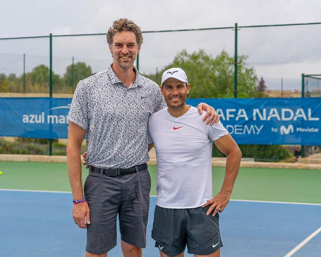 パウ・ガソルさんのインスタグラム写真 - (パウ・ガソルInstagram)「Hola @paugasol 😉  Gracias por venir a la @rafanadalacademy  Como siempre un placer estar contigo y tenerte entre nosotros 🙏🏻」10月18日 1時42分 - paugasol