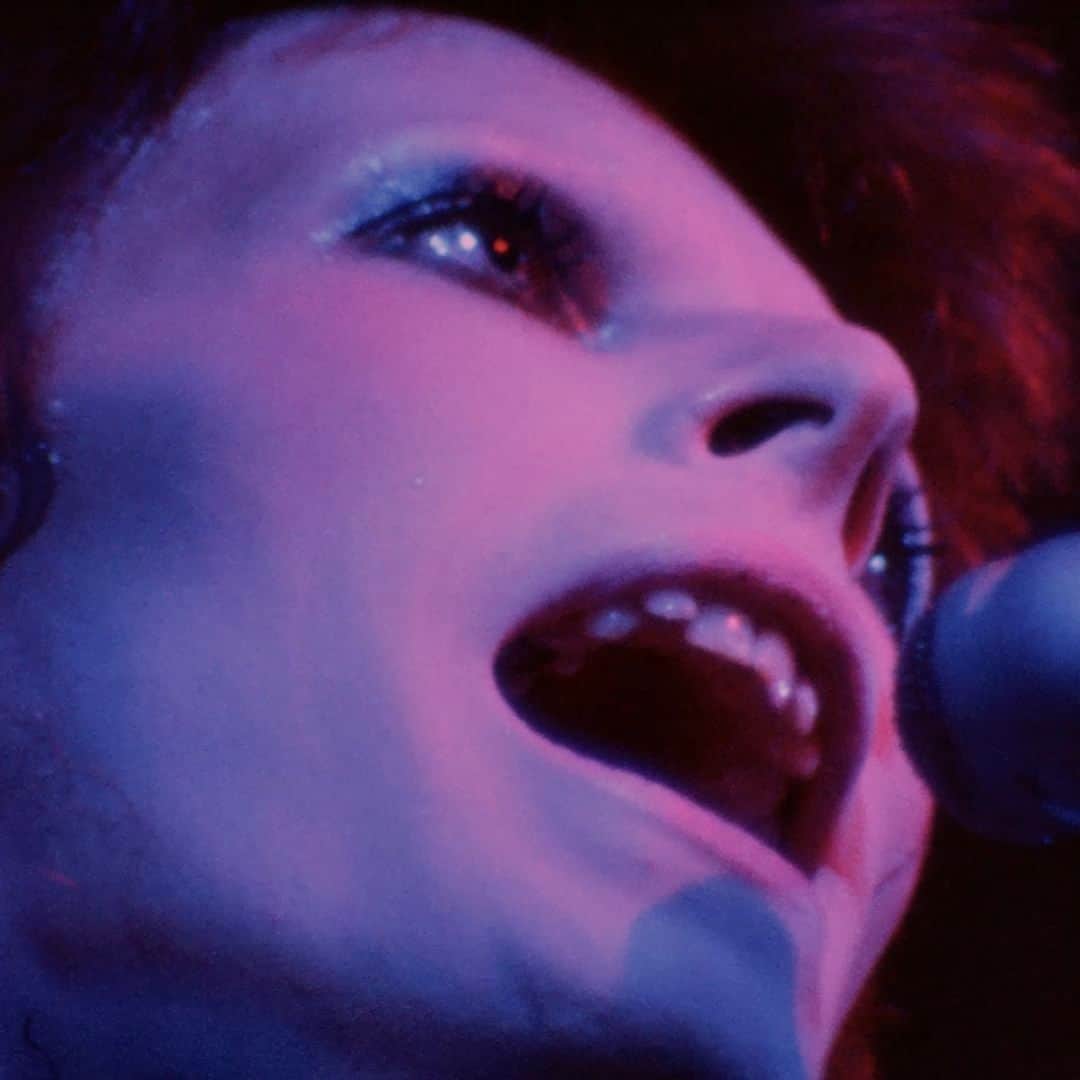 デヴィッド・ボウイのインスタグラム：「MY DEATH 4K UPGRADE ON YOUTUBE NOW  “Now my death is more than just a sad song...”  We think you’ll agree that one of the most memorable moments from Hammersmith Odeon on 3rd July 1973 was David’s performance of My Death. (Me! Me! Meee! Me! Me!)  View the upgrade on YouTube now: https://www.youtube.com/watch?v=tDjL-A15Pbk (Linktree in bio)  #Ziggy50 #BowieHammersmithOdeon50th #ZiggyMoPi」