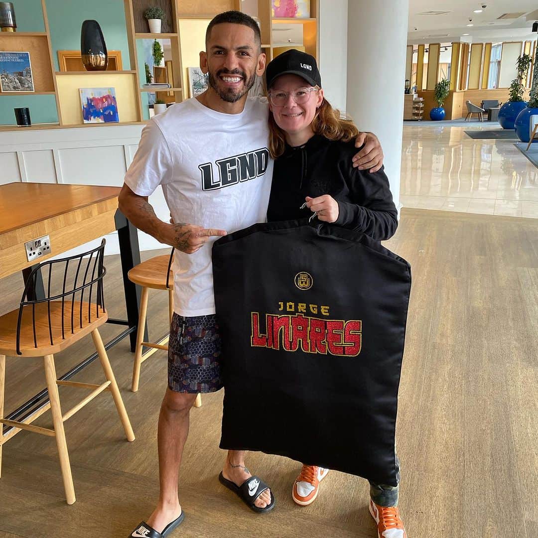 ホルヘ・リナレスのインスタグラム：「Dropping off our  special friend @jorgelinares fight kit today.   Can’t wait for the video on this reveal. Watch this space 👀  #SuziWong #Linares #JorgeLinares #BoxingShorts #FightWeek #LinaresCatterall #LGND #LastSamurai」