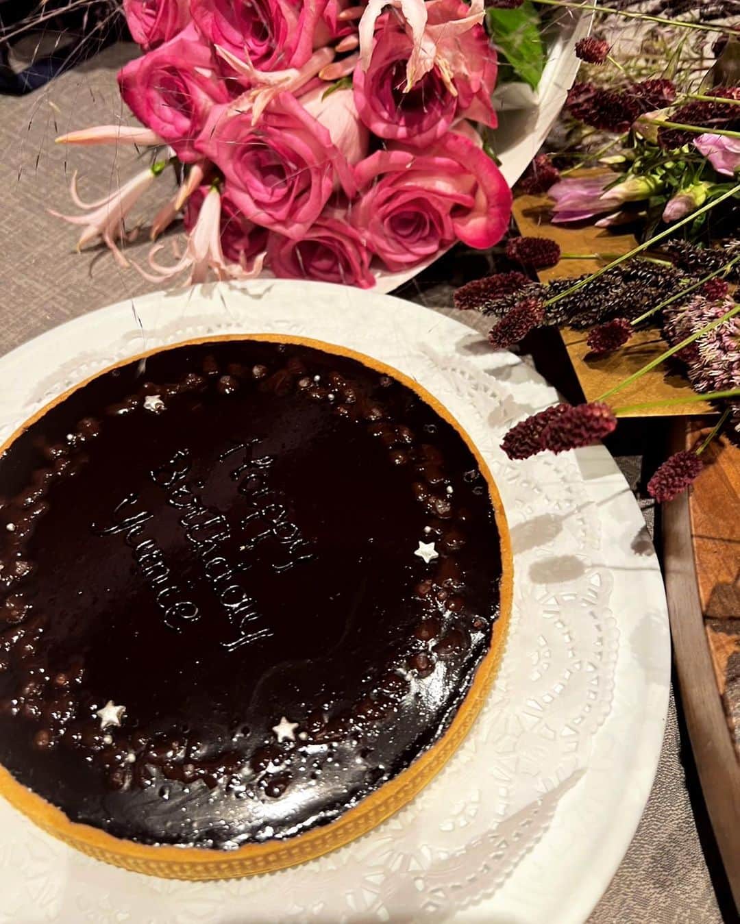 風間ゆみえのインスタグラム：「とっても濃厚な大人のソルトビターチョコレートケーキ⭐️ 美味しくて、ゆっくり3時間くらいおしゃべりしながら、アッサムティーかアールグレイティーと楽しみたくなり、半分お持ち帰り。　BLACK on BLACKのレタリングも素敵なところ。」