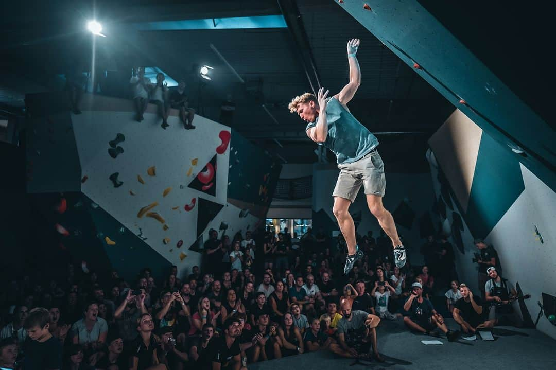 アダム・オンドラさんのインスタグラム写真 - (アダム・オンドラInstagram)「Have you seen my last YouTube video from a very original bouldering exhibition in the new @hangarostrava? With @magmidt, @will_bosi and @petewhittaker01, we enjoyed an excellent boulder setting, thrilling comp and absolutely fantastic atmosphere 👏  I personally really hope that the routesetters on World Cups are watching and find out that crack climbing can be an excellent show as well 👌  I'm sure you've also noticed the new move that Pete and I tried on Magnus Boulder No. 1 😎 Next Monday, I'll let you all vote on my YouTube channel in the comments under the video on what the new move should be called 💪 We'll post a video of the boulder to YouTube shorts and then pick the best proposal from the comments and name the move that way 🤜🤛  Do not forget to watch the latest movie on my YouTube channel - the link is in BIO.   Pics by @pet.phot   #adamondra #AO #bouldering #boulder #hangarostrava #climbing #climbingcomp #sportclimbing #sportclimbers #challenge #contest #czechia」10月18日 1時46分 - adam.ondra