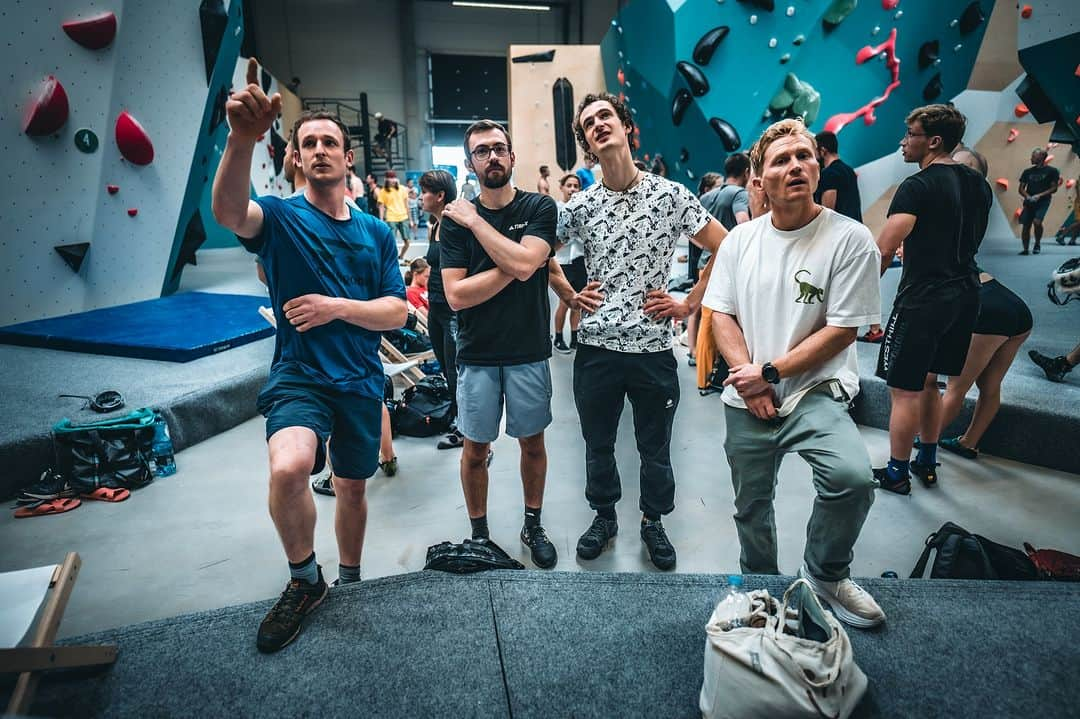 アダム・オンドラさんのインスタグラム写真 - (アダム・オンドラInstagram)「Have you seen my last YouTube video from a very original bouldering exhibition in the new @hangarostrava? With @magmidt, @will_bosi and @petewhittaker01, we enjoyed an excellent boulder setting, thrilling comp and absolutely fantastic atmosphere 👏  I personally really hope that the routesetters on World Cups are watching and find out that crack climbing can be an excellent show as well 👌  I'm sure you've also noticed the new move that Pete and I tried on Magnus Boulder No. 1 😎 Next Monday, I'll let you all vote on my YouTube channel in the comments under the video on what the new move should be called 💪 We'll post a video of the boulder to YouTube shorts and then pick the best proposal from the comments and name the move that way 🤜🤛  Do not forget to watch the latest movie on my YouTube channel - the link is in BIO.   Pics by @pet.phot   #adamondra #AO #bouldering #boulder #hangarostrava #climbing #climbingcomp #sportclimbing #sportclimbers #challenge #contest #czechia」10月18日 1時46分 - adam.ondra