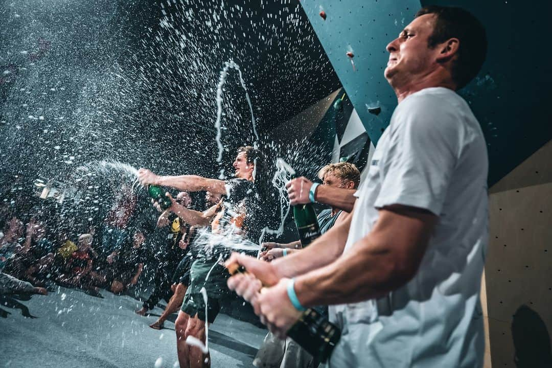 アダム・オンドラさんのインスタグラム写真 - (アダム・オンドラInstagram)「Have you seen my last YouTube video from a very original bouldering exhibition in the new @hangarostrava? With @magmidt, @will_bosi and @petewhittaker01, we enjoyed an excellent boulder setting, thrilling comp and absolutely fantastic atmosphere 👏  I personally really hope that the routesetters on World Cups are watching and find out that crack climbing can be an excellent show as well 👌  I'm sure you've also noticed the new move that Pete and I tried on Magnus Boulder No. 1 😎 Next Monday, I'll let you all vote on my YouTube channel in the comments under the video on what the new move should be called 💪 We'll post a video of the boulder to YouTube shorts and then pick the best proposal from the comments and name the move that way 🤜🤛  Do not forget to watch the latest movie on my YouTube channel - the link is in BIO.   Pics by @pet.phot   #adamondra #AO #bouldering #boulder #hangarostrava #climbing #climbingcomp #sportclimbing #sportclimbers #challenge #contest #czechia」10月18日 1時46分 - adam.ondra