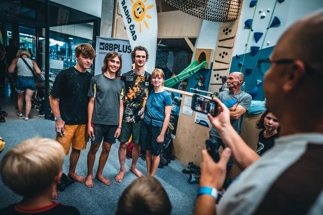 アダム・オンドラさんのインスタグラム写真 - (アダム・オンドラInstagram)「Have you seen my last YouTube video from a very original bouldering exhibition in the new @hangarostrava? With @magmidt, @will_bosi and @petewhittaker01, we enjoyed an excellent boulder setting, thrilling comp and absolutely fantastic atmosphere 👏  I personally really hope that the routesetters on World Cups are watching and find out that crack climbing can be an excellent show as well 👌  I'm sure you've also noticed the new move that Pete and I tried on Magnus Boulder No. 1 😎 Next Monday, I'll let you all vote on my YouTube channel in the comments under the video on what the new move should be called 💪 We'll post a video of the boulder to YouTube shorts and then pick the best proposal from the comments and name the move that way 🤜🤛  Do not forget to watch the latest movie on my YouTube channel - the link is in BIO.   Pics by @pet.phot   #adamondra #AO #bouldering #boulder #hangarostrava #climbing #climbingcomp #sportclimbing #sportclimbers #challenge #contest #czechia」10月18日 1時46分 - adam.ondra