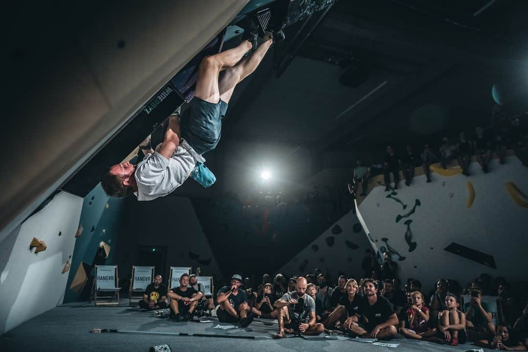 アダム・オンドラさんのインスタグラム写真 - (アダム・オンドラInstagram)「Have you seen my last YouTube video from a very original bouldering exhibition in the new @hangarostrava? With @magmidt, @will_bosi and @petewhittaker01, we enjoyed an excellent boulder setting, thrilling comp and absolutely fantastic atmosphere 👏  I personally really hope that the routesetters on World Cups are watching and find out that crack climbing can be an excellent show as well 👌  I'm sure you've also noticed the new move that Pete and I tried on Magnus Boulder No. 1 😎 Next Monday, I'll let you all vote on my YouTube channel in the comments under the video on what the new move should be called 💪 We'll post a video of the boulder to YouTube shorts and then pick the best proposal from the comments and name the move that way 🤜🤛  Do not forget to watch the latest movie on my YouTube channel - the link is in BIO.   Pics by @pet.phot   #adamondra #AO #bouldering #boulder #hangarostrava #climbing #climbingcomp #sportclimbing #sportclimbers #challenge #contest #czechia」10月18日 1時46分 - adam.ondra