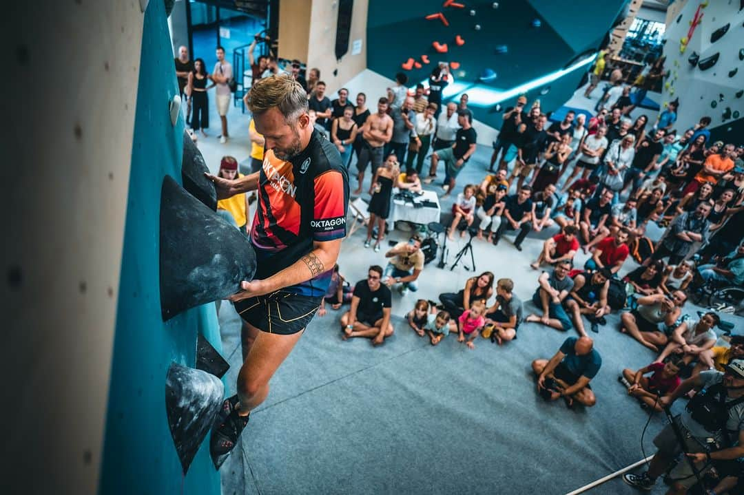 アダム・オンドラさんのインスタグラム写真 - (アダム・オンドラInstagram)「Have you seen my last YouTube video from a very original bouldering exhibition in the new @hangarostrava? With @magmidt, @will_bosi and @petewhittaker01, we enjoyed an excellent boulder setting, thrilling comp and absolutely fantastic atmosphere 👏  I personally really hope that the routesetters on World Cups are watching and find out that crack climbing can be an excellent show as well 👌  I'm sure you've also noticed the new move that Pete and I tried on Magnus Boulder No. 1 😎 Next Monday, I'll let you all vote on my YouTube channel in the comments under the video on what the new move should be called 💪 We'll post a video of the boulder to YouTube shorts and then pick the best proposal from the comments and name the move that way 🤜🤛  Do not forget to watch the latest movie on my YouTube channel - the link is in BIO.   Pics by @pet.phot   #adamondra #AO #bouldering #boulder #hangarostrava #climbing #climbingcomp #sportclimbing #sportclimbers #challenge #contest #czechia」10月18日 1時46分 - adam.ondra