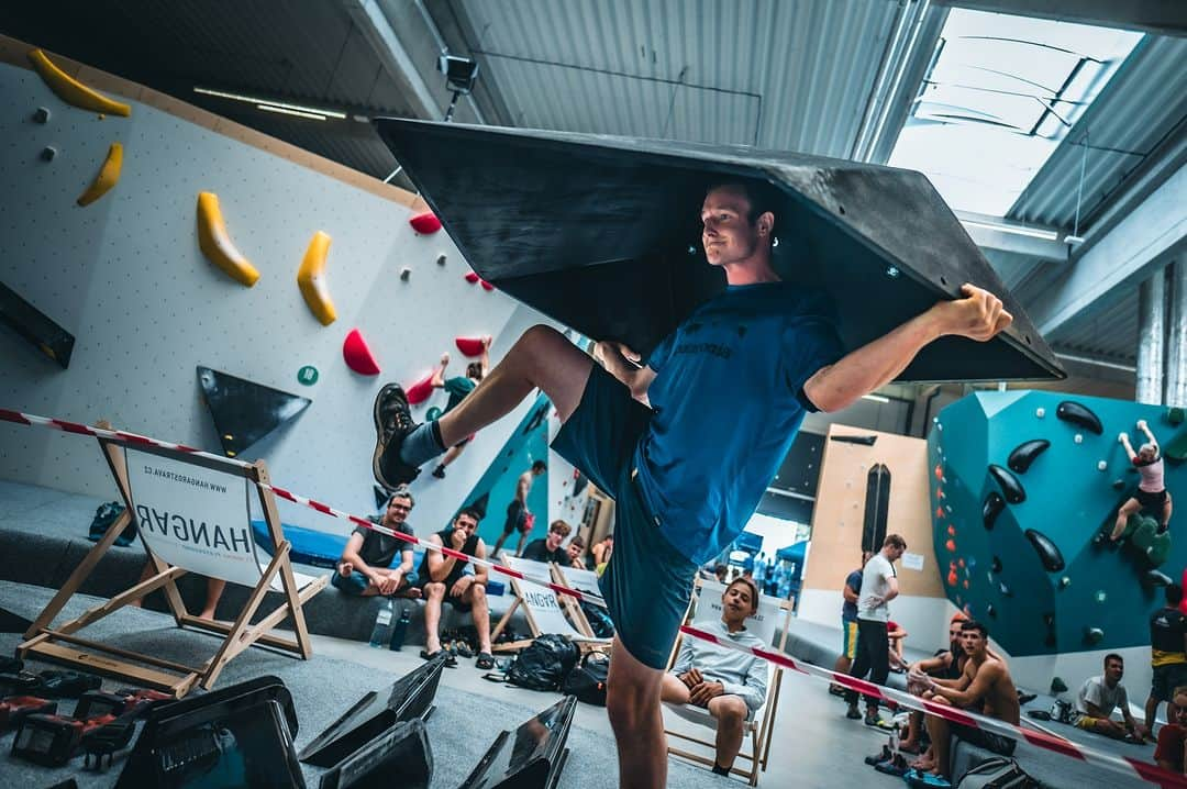 アダム・オンドラさんのインスタグラム写真 - (アダム・オンドラInstagram)「Have you seen my last YouTube video from a very original bouldering exhibition in the new @hangarostrava? With @magmidt, @will_bosi and @petewhittaker01, we enjoyed an excellent boulder setting, thrilling comp and absolutely fantastic atmosphere 👏  I personally really hope that the routesetters on World Cups are watching and find out that crack climbing can be an excellent show as well 👌  I'm sure you've also noticed the new move that Pete and I tried on Magnus Boulder No. 1 😎 Next Monday, I'll let you all vote on my YouTube channel in the comments under the video on what the new move should be called 💪 We'll post a video of the boulder to YouTube shorts and then pick the best proposal from the comments and name the move that way 🤜🤛  Do not forget to watch the latest movie on my YouTube channel - the link is in BIO.   Pics by @pet.phot   #adamondra #AO #bouldering #boulder #hangarostrava #climbing #climbingcomp #sportclimbing #sportclimbers #challenge #contest #czechia」10月18日 1時46分 - adam.ondra