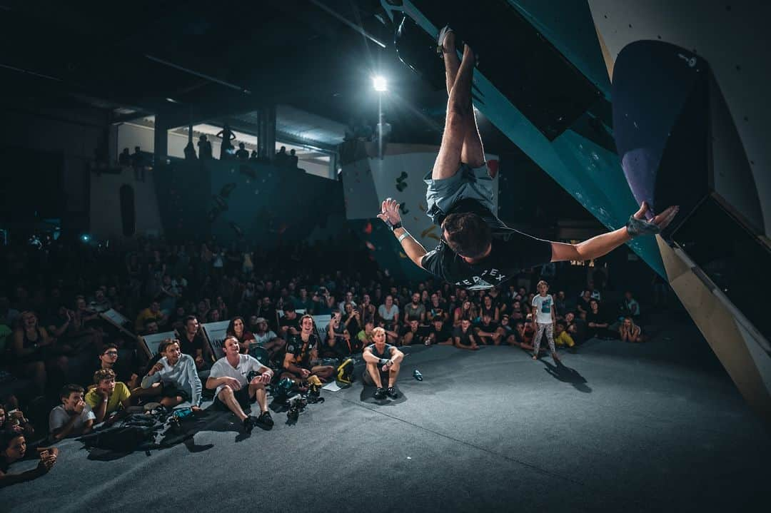 アダム・オンドラさんのインスタグラム写真 - (アダム・オンドラInstagram)「Have you seen my last YouTube video from a very original bouldering exhibition in the new @hangarostrava? With @magmidt, @will_bosi and @petewhittaker01, we enjoyed an excellent boulder setting, thrilling comp and absolutely fantastic atmosphere 👏  I personally really hope that the routesetters on World Cups are watching and find out that crack climbing can be an excellent show as well 👌  I'm sure you've also noticed the new move that Pete and I tried on Magnus Boulder No. 1 😎 Next Monday, I'll let you all vote on my YouTube channel in the comments under the video on what the new move should be called 💪 We'll post a video of the boulder to YouTube shorts and then pick the best proposal from the comments and name the move that way 🤜🤛  Do not forget to watch the latest movie on my YouTube channel - the link is in BIO.   Pics by @pet.phot   #adamondra #AO #bouldering #boulder #hangarostrava #climbing #climbingcomp #sportclimbing #sportclimbers #challenge #contest #czechia」10月18日 1時46分 - adam.ondra