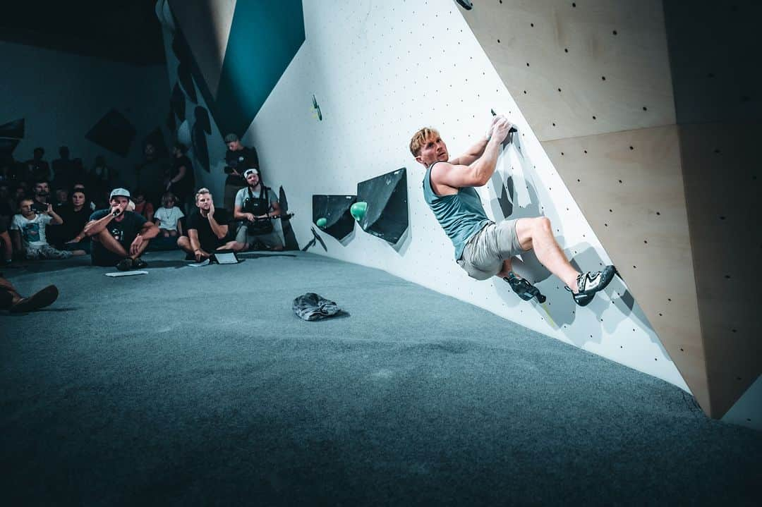 アダム・オンドラさんのインスタグラム写真 - (アダム・オンドラInstagram)「Have you seen my last YouTube video from a very original bouldering exhibition in the new @hangarostrava? With @magmidt, @will_bosi and @petewhittaker01, we enjoyed an excellent boulder setting, thrilling comp and absolutely fantastic atmosphere 👏  I personally really hope that the routesetters on World Cups are watching and find out that crack climbing can be an excellent show as well 👌  I'm sure you've also noticed the new move that Pete and I tried on Magnus Boulder No. 1 😎 Next Monday, I'll let you all vote on my YouTube channel in the comments under the video on what the new move should be called 💪 We'll post a video of the boulder to YouTube shorts and then pick the best proposal from the comments and name the move that way 🤜🤛  Do not forget to watch the latest movie on my YouTube channel - the link is in BIO.   Pics by @pet.phot   #adamondra #AO #bouldering #boulder #hangarostrava #climbing #climbingcomp #sportclimbing #sportclimbers #challenge #contest #czechia」10月18日 1時46分 - adam.ondra