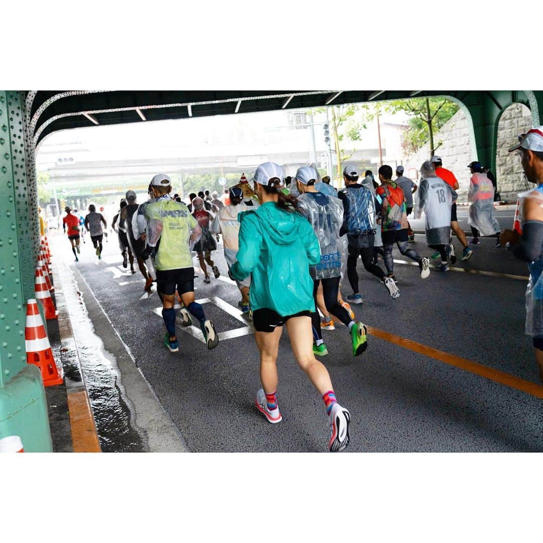 権藤朱実さんのインスタグラム写真 - (権藤朱実Instagram)「☔️ 『東京レガシーハーフマラソン』  東京マラソンに引き続き！ ご縁あってカメラのお仕事をさせていただきました📷  あいにくの天気で選手の皆さんのコンディションが心配でしたが。  個人的には、雨の中のラン☔️ 画的にめちゃめちゃカッコ良く撮れたかなと✨  そんな悪条件の中にも関わらず・・・ 自己ベストを更新しちゃうランナーさんも居たり！  仕事を全うしながらも📷 間近で体感する事が出来て楽しかったです✨  お世話になった方々・ランナーの皆さん、お疲れ様でした！！  #model #satorujapan #akemigondo #モデル #サトルジャパン #権藤朱実 →@satorujapan_official →@akemigondo ☑︎プロフィールのリンクにて、写真公開中☆ ☑︎リールにて、息子のあれこれ公開中☆」10月18日 2時01分 - akemigondo