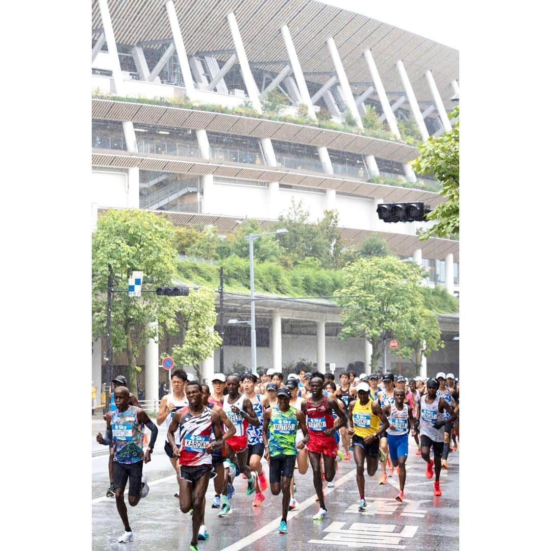 権藤朱実さんのインスタグラム写真 - (権藤朱実Instagram)「☔️ 『東京レガシーハーフマラソン』  東京マラソンに引き続き！ ご縁あってカメラのお仕事をさせていただきました📷  あいにくの天気で選手の皆さんのコンディションが心配でしたが。  個人的には、雨の中のラン☔️ 画的にめちゃめちゃカッコ良く撮れたかなと✨  そんな悪条件の中にも関わらず・・・ 自己ベストを更新しちゃうランナーさんも居たり！  仕事を全うしながらも📷 間近で体感する事が出来て楽しかったです✨  お世話になった方々・ランナーの皆さん、お疲れ様でした！！  #model #satorujapan #akemigondo #モデル #サトルジャパン #権藤朱実 →@satorujapan_official →@akemigondo ☑︎プロフィールのリンクにて、写真公開中☆ ☑︎リールにて、息子のあれこれ公開中☆」10月18日 2時01分 - akemigondo