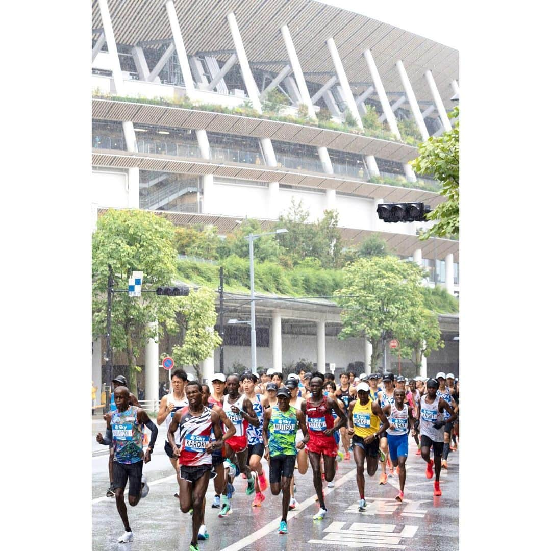 権藤朱実のインスタグラム：「☔️ 『東京レガシーハーフマラソン』  東京マラソンに引き続き！ ご縁あってカメラのお仕事をさせていただきました📷  あいにくの天気で選手の皆さんのコンディションが心配でしたが。  個人的には、雨の中のラン☔️ 画的にめちゃめちゃカッコ良く撮れたかなと✨  そんな悪条件の中にも関わらず・・・ 自己ベストを更新しちゃうランナーさんも居たり！  仕事を全うしながらも📷 間近で体感する事が出来て楽しかったです✨  お世話になった方々・ランナーの皆さん、お疲れ様でした！！  #model #satorujapan #akemigondo #モデル #サトルジャパン #権藤朱実 →@satorujapan_official →@akemigondo ☑︎プロフィールのリンクにて、写真公開中☆ ☑︎リールにて、息子のあれこれ公開中☆」