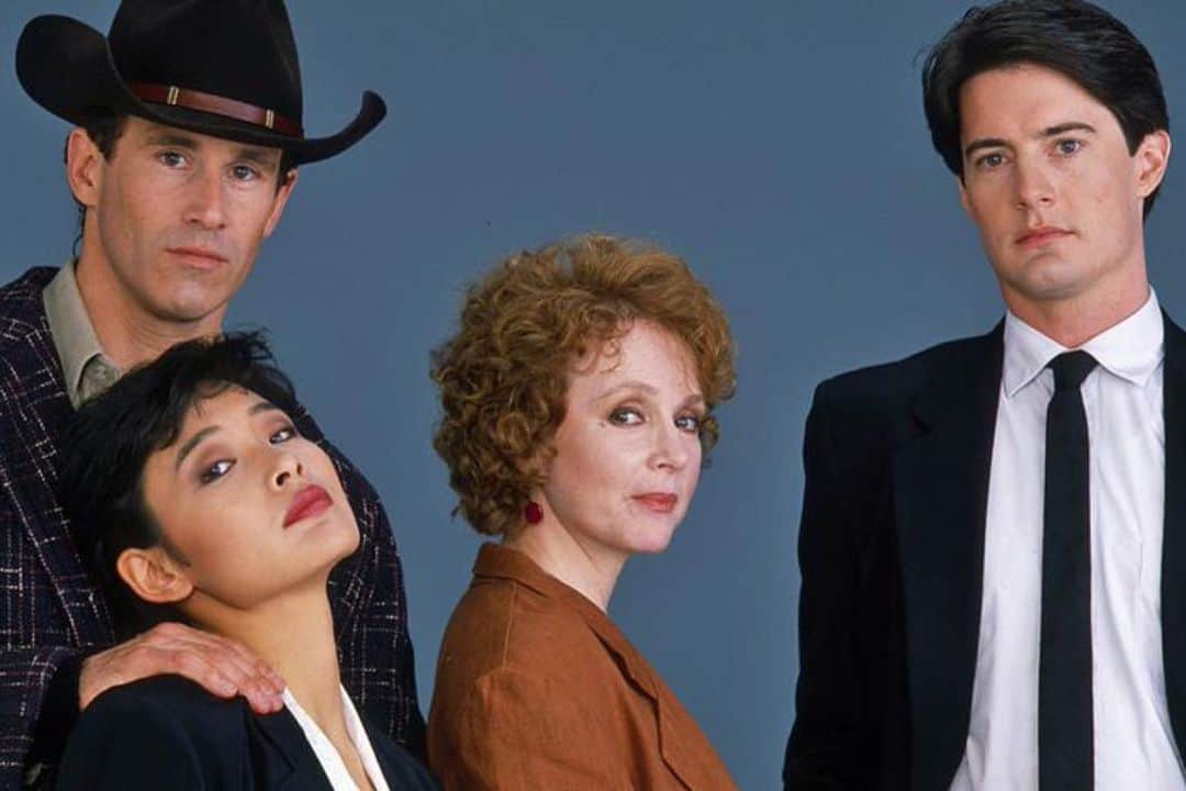 カイル・マクラクランのインスタグラム：「It's never easy losing a member of the Twin Peaks family, & the passing of #PiperLaurie is no different. She was such a caring presence & incredible force on screen. The vivacious energy she brought to Catherine will live on forever. Sending love to her family, friends, & fans.」