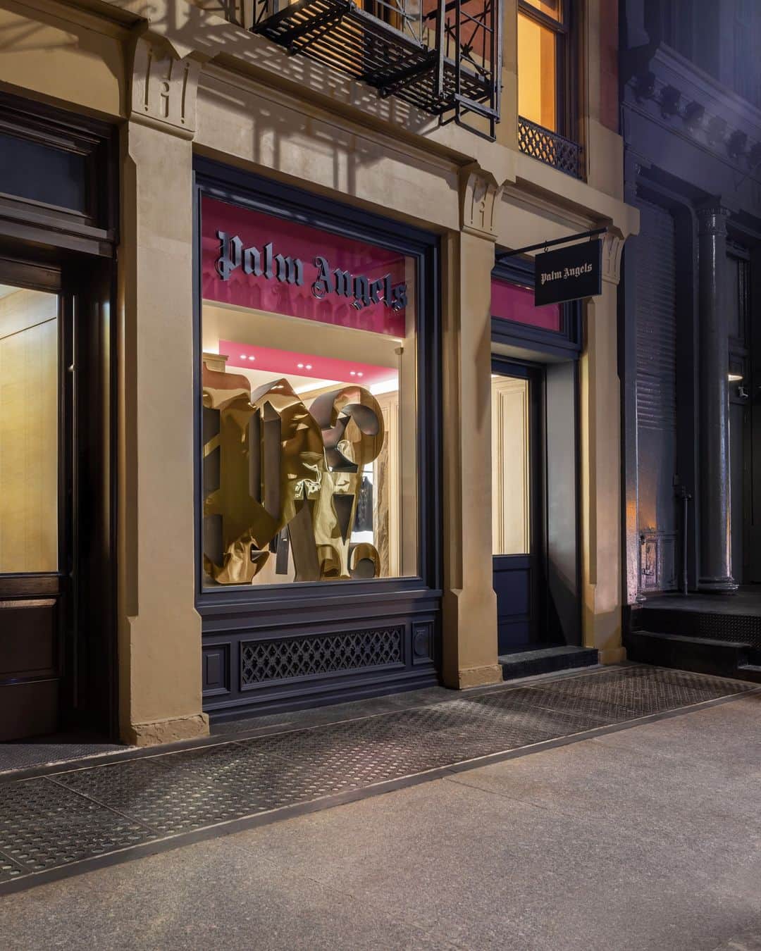 パーム・エンジェルスのインスタグラム：「PALM ANGELS LANDS IN NEW YORK  Palm Angels brings its Milanese origins and West Coast inspiration to the vibrant streets of New York City.  Visit our new boutique at 70 Greene Street in SoHo.」