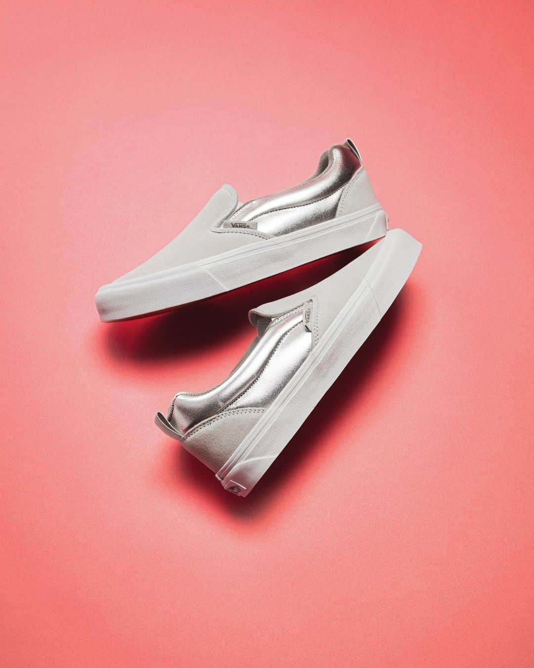 vansさんのインスタグラム写真 - (vansInstagram)「Amp up your autumn aesthetics with a hint of shine in the Knu Metallic Pack. Available now at the link in bio.」10月18日 2時00分 - vans