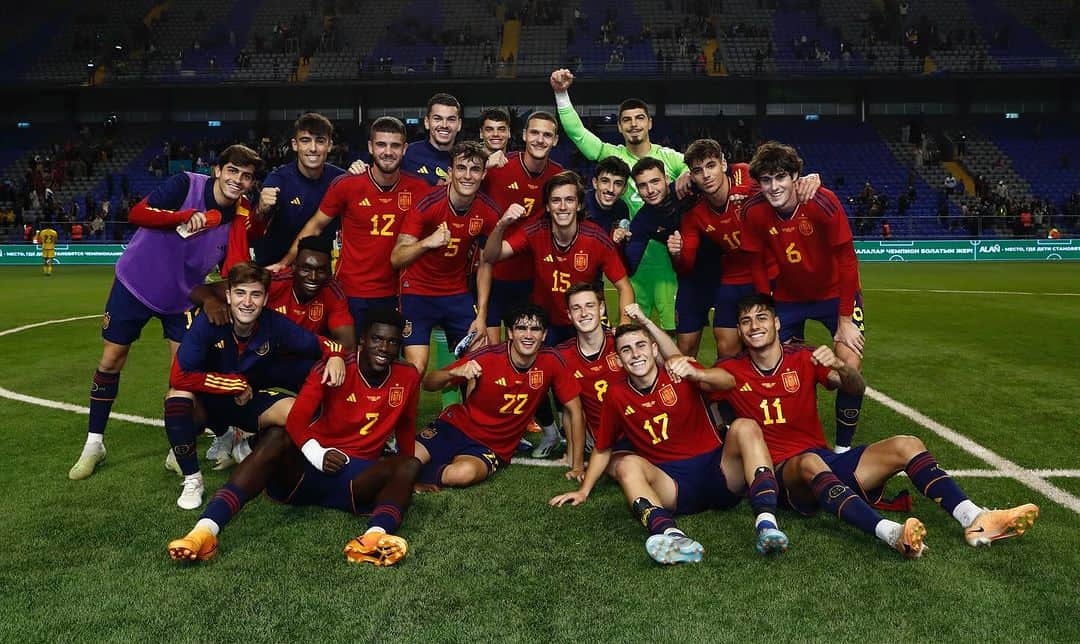 サッカー スペイン代表チームのインスタグラム：「😁📸 Define 𝗙𝗘𝗟𝗜𝗖𝗜𝗗𝗔𝗗 en una foto.  ¡9️⃣/9️⃣ y líderes de grupo!  🔜🇪🇸 ¡Volvemos a casa!  #U21EURO」