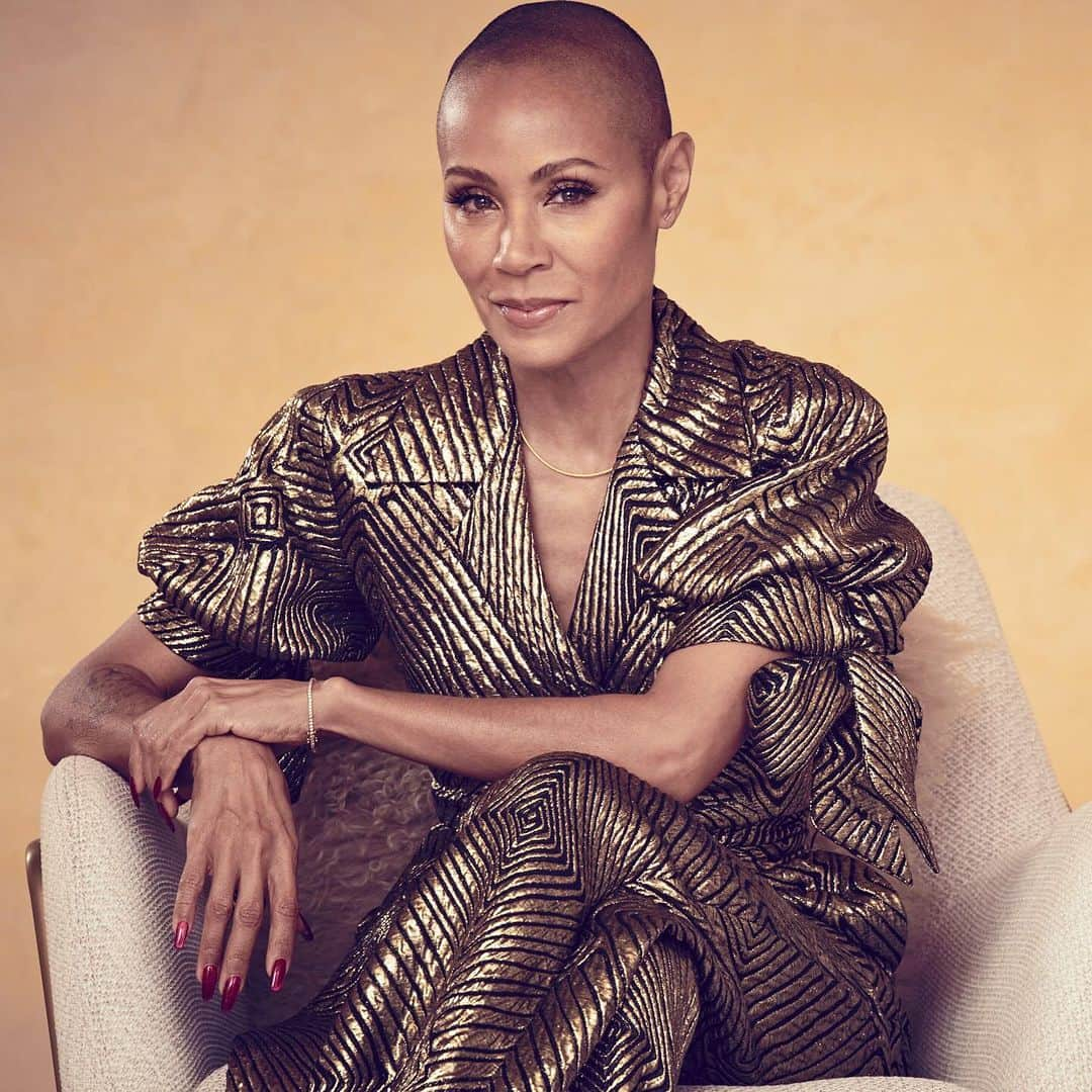 ELLE Magazineのインスタグラム：「"It’s really bizarre, right?" #JadaPinkettSmith says of the fascination with her personal life, from her marriage to #WillSmith to her friendship with #Tupac, which have made headlines as she's promoted her new memoir, #Worthy.  "I just go, 'Okay.' Hopefully all the attention will help sell the book," she continues. "I also think that because there are no new shows on, people look at this as entertainment. There’s a lot of heavy stuff going on in the world, so people need something to get their mind off of the news that’s happening. So hey, whatcha gonna do? But after [more interviews come out], I think people are going to be even more interested."  Click the link in bio for the full interview. Photo: @matthewbrookesphoto」