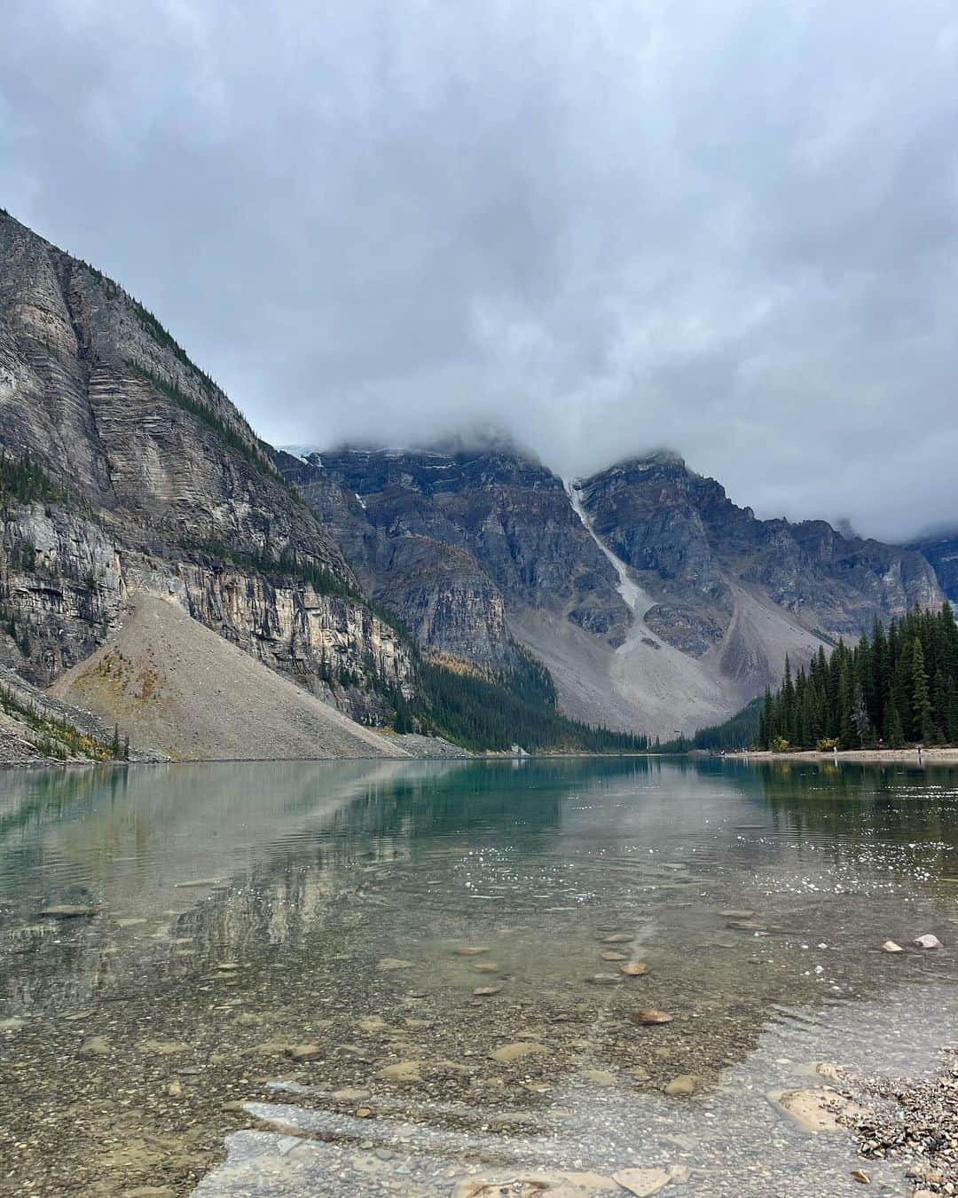 森戸知沙希さんのインスタグラム写真 - (森戸知沙希Instagram)「Moraine Lake  　 　 バンフで行った２つ目のレイク！ ここもみる角度によって水の色が変わって本当に綺麗でした！ こっちの色も好き🩵 もっとみてたかったけど結構雨強くなってきて断念。笑  　 　 This is Moraine Lake. The water was extremely beautiful!!! It’s the most beautiful lake I’ve ever seen 🩵 　  　 #canada #カナダ #カナダ留学 #留学生活 #banff #morainelake #travel」10月18日 2時13分 - chisaki__morito.official