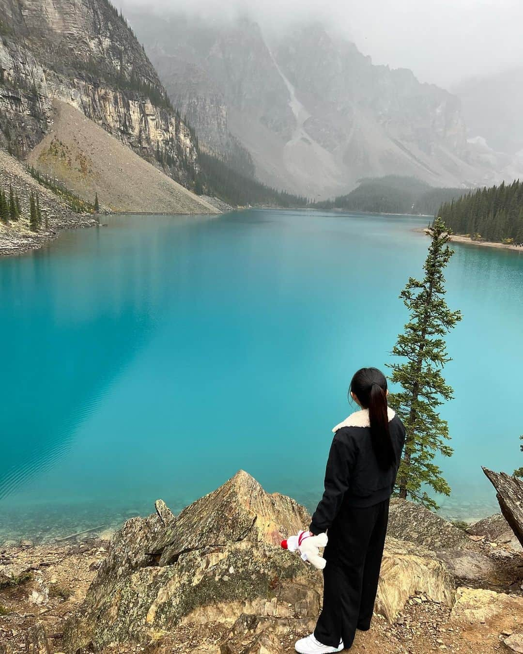 森戸知沙希さんのインスタグラム写真 - (森戸知沙希Instagram)「Moraine Lake  　 　 バンフで行った２つ目のレイク！ ここもみる角度によって水の色が変わって本当に綺麗でした！ こっちの色も好き🩵 もっとみてたかったけど結構雨強くなってきて断念。笑  　 　 This is Moraine Lake. The water was extremely beautiful!!! It’s the most beautiful lake I’ve ever seen 🩵 　  　 #canada #カナダ #カナダ留学 #留学生活 #banff #morainelake #travel」10月18日 2時13分 - chisaki__morito.official