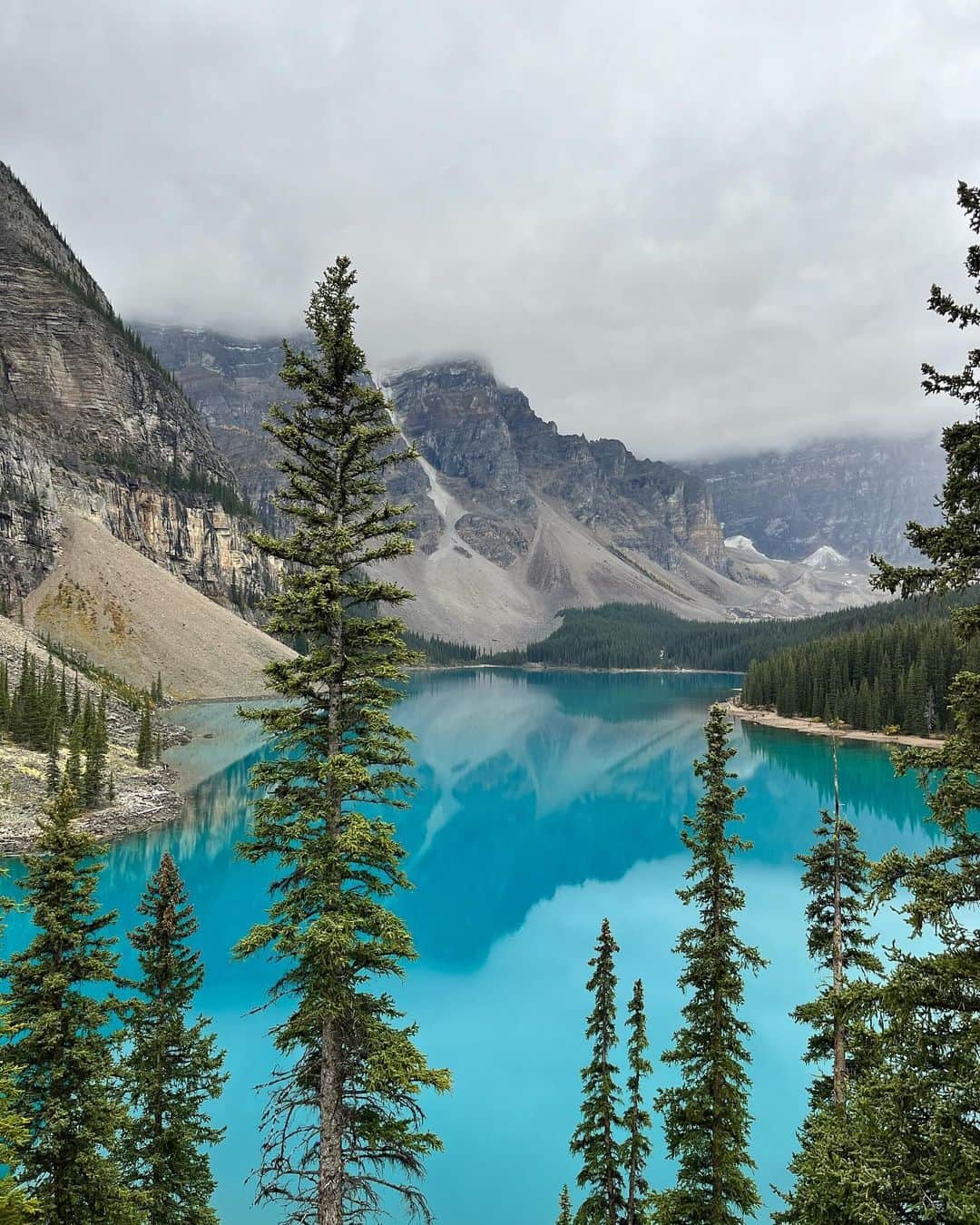 森戸知沙希さんのインスタグラム写真 - (森戸知沙希Instagram)「Moraine Lake  　 　 バンフで行った２つ目のレイク！ ここもみる角度によって水の色が変わって本当に綺麗でした！ こっちの色も好き🩵 もっとみてたかったけど結構雨強くなってきて断念。笑  　 　 This is Moraine Lake. The water was extremely beautiful!!! It’s the most beautiful lake I’ve ever seen 🩵 　  　 #canada #カナダ #カナダ留学 #留学生活 #banff #morainelake #travel」10月18日 2時13分 - chisaki__morito.official