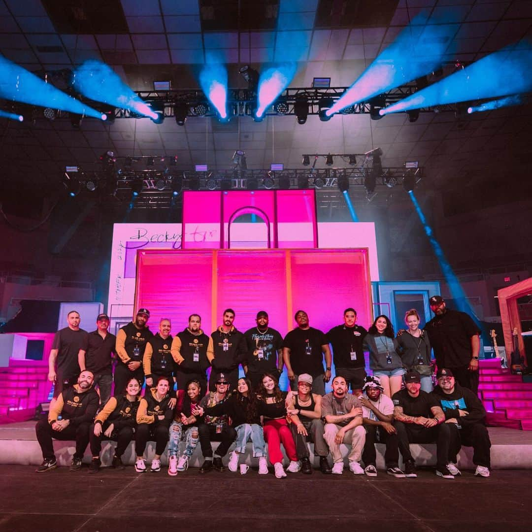 ベッキーGさんのインスタグラム写真 - (ベッキーGInstagram)「No se ni por dónde empezar. Nada sería posible sin este gran equipo. Words can’t explain how thankful I am for these humans. Every moment shared on and off the stage throughout my first headlining tour will forever hold a special place in my heart. The back to back shows never stopped and neither did the laughs, smiles & love shared between us all.  Gracias a mi familia de “MI CASA, TU CASA TOUR” 💙」10月18日 2時14分 - iambeckyg