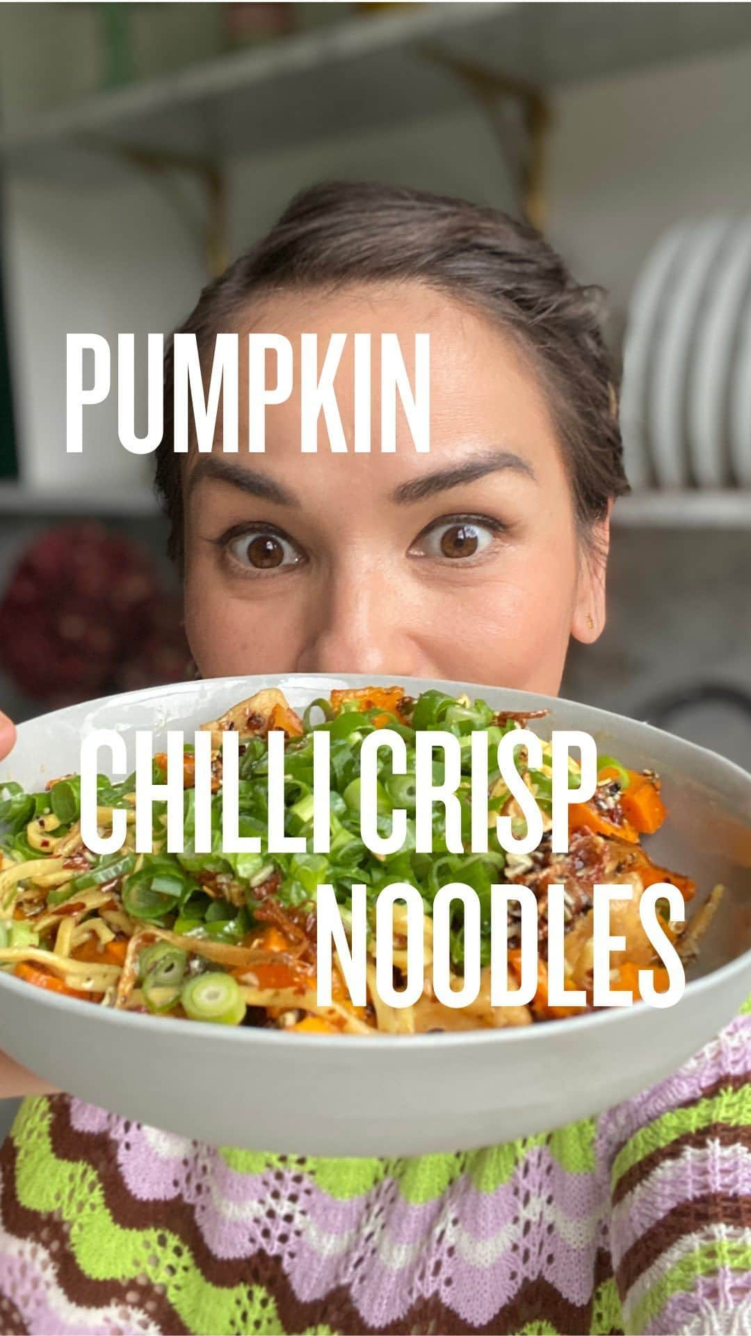 レイチェル・クーのインスタグラム：「⏱ A favourite 5 minute lunch…  When there’s a jar of pumpkin chilli crisp in the fridge, have a look at my latest reel for more on how to make this 🌶, there’s loads of lunch recipes that suddenly become very quick - and still very delicious! Like this nutrient packed chilli noodle recipe, with:   🎃 Sweet, roasted pumpkin   🍗 A protein of your choice - I’ve gone for tofu here  🌱 And heaps of spring onions to lift the dish   A few generous spoonfuls of the chilli crisp on top and a good mix create a fabulously flavourful on-the-go noodle bowl 🍜  🤩 Head to the link in my bio to find out how to get access to this recipe (and the essential pumpkin chilli crisp recipe too!)   What’s your favourite super speedy lunch? 🍴」