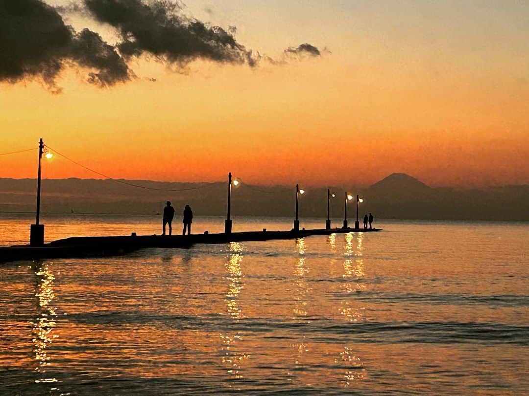 西山浩司さんのインスタグラム写真 - (西山浩司Instagram)「好きな場所「原岡桟橋」❣️ 東京湾の向こうに今日もまた富士山🗻が‼️2年半ぶり」10月18日 2時21分 - waruo1981